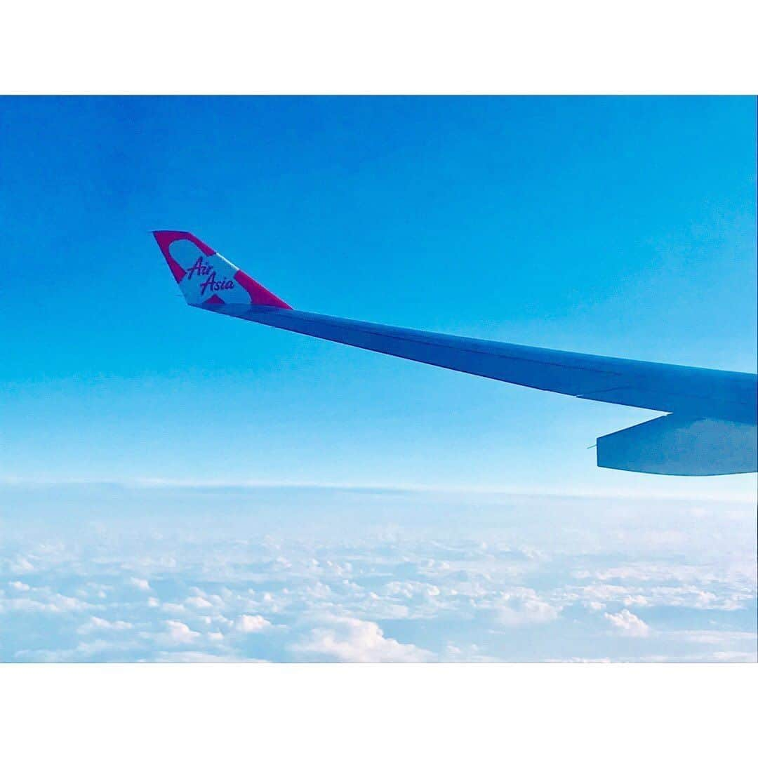 AirAsia (公式) のインスタグラム：「✈︎﻿ エアアジア×窓の外の景色×待ち遠しい・・ ﻿ ﻿ 素敵なお写真ありがとうございます！﻿ エアアジアでは、#エアアジア360 をつけて投稿された素敵な写真を紹介させていただいております❤️ぜひ、各就航地や機体などのお写真をInstagramでご投稿ください📸﻿ ✈︎✈︎✈︎✈︎✈︎✈︎✈︎✈︎✈︎✈︎✈︎✈︎✈︎✈︎✈︎﻿ (Photo by @mame.no.mail_1208 さん)﻿ ✈︎𓂂𓈒𓋪 ✈︎𓂂𓈒𓋪﻿ Air Asia﻿ ﻿ 初めてのエアアジア *⋆✈︎﻿ ひたすら寝るから﻿ LCCでも問題無かった😂﻿ 空いてたので3列使えてラッキー🤙﻿ ﻿ また早くこの景色を眺めたい𓂃 𓈒𓏸﻿ ✼••┈┈┈┈┈┈┈••✼﻿ #ハワイ #hawaii ﻿ #オアフ #oahu ﻿ #ホノルル #honolulu ﻿ #ワイキキ #waikiki ﻿ #エアアジア #airasia ﻿ #エアアジア360﻿ #アロハ #aloha ﻿ #マハロ #mahalo ﻿ #ここが私のアナザースカイ ﻿ #ハワイ大好き #ハワイ旅行 ﻿ #ハワイ行きたい #ハワイ好きな人と繋がりたい ﻿ #instahawaii #hawaiistagram ﻿ #lealeahawaii #jtbhawaii ﻿ #2020kikakohawaii」