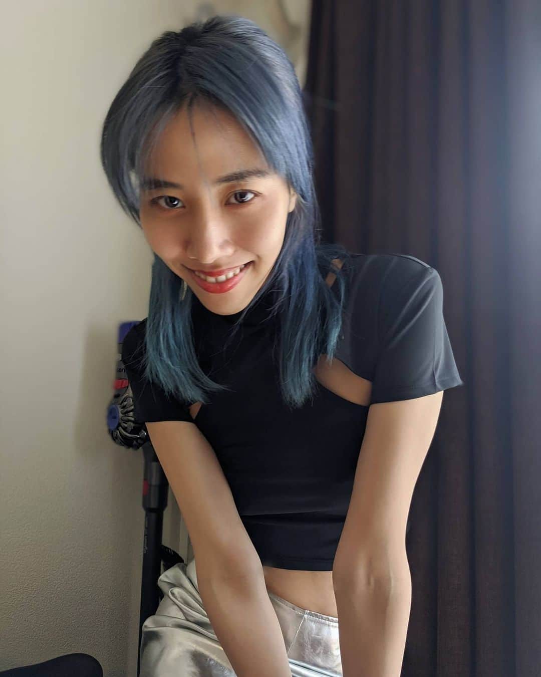 草野絵美のインスタグラム：「photocredit: my son 息子撮影🌹  It's fun everyday with my child but at the end of the day I'm so worn out. During this Japanese holiday week, i do nothing but parenting ...! My dream now is to have a cup of capchino and open my laptop in a cozy cafe💭💗 ‪It's great to do something new during the quarantine period, but don't blame yourself for not being able to make something.  It ’s better than death. Take care.. ‪  7歳の男子と毎日楽しいけどだんだん疲れてきたぞ！GW中は、子育て以外、何もやれてない…！早く1人でMacBookを持って落ち着けるカフェに行きたい〜👩‍💻 ‪自粛期間中何かやるのは素晴らしいけど、何かやらなきゃってあせって、時間作れない自分を責めるで無いぞ。死ぬよりマシってことだ。‬ #stayhomestaysafe 🏠💛」