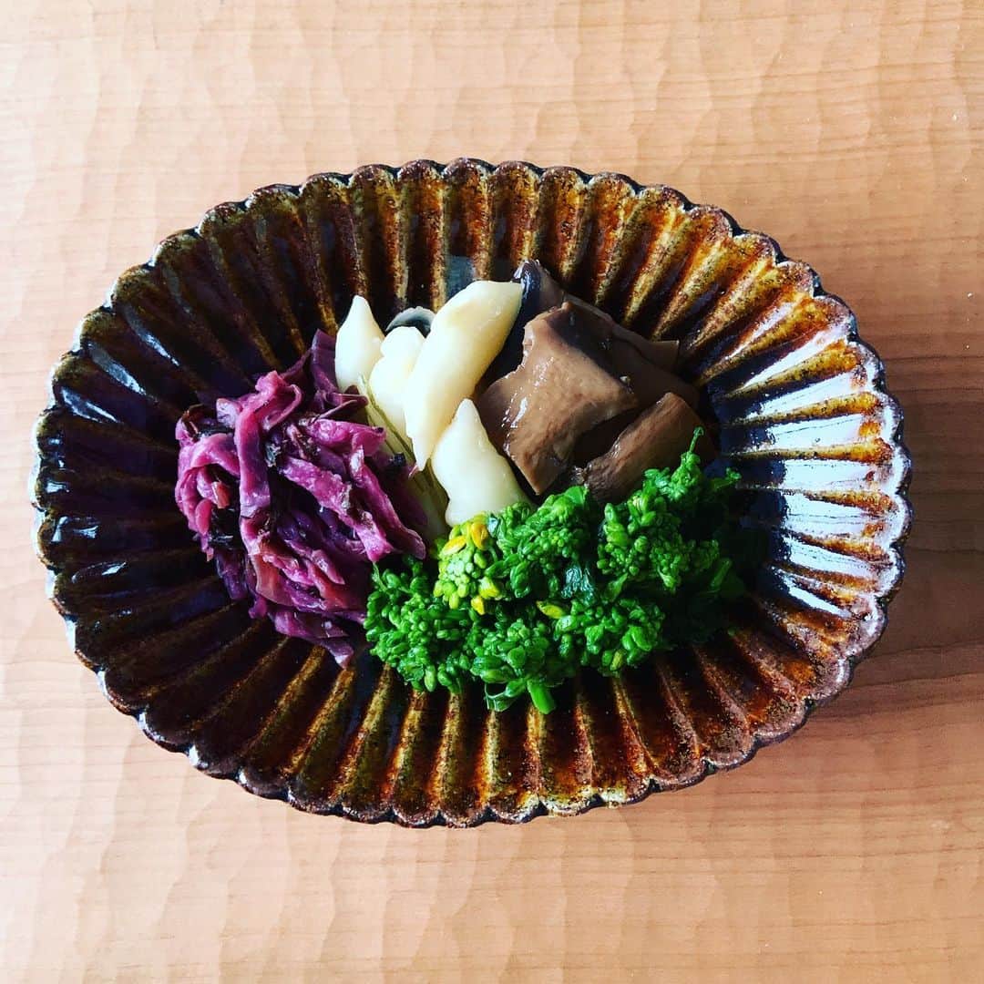 志摩有子さんのインスタグラム写真 - (志摩有子Instagram)「和食ごはんのお楽しみ。京都の村上重のお漬物。二条城からもほど近い三条御池で生まれ育った実家の母もよく食べていた思い出の味。また食べられるようになるとはありがたい。生柴漬けやエリンギの山椒煮に加えて、季節の新生姜や菜の花も楽しい。  #村上重  #京つけもの #京都漬物 #お取り寄せ #お取り寄せ日記 #流通関係者に感謝  #stayhome」5月3日 23時19分 - ariko418