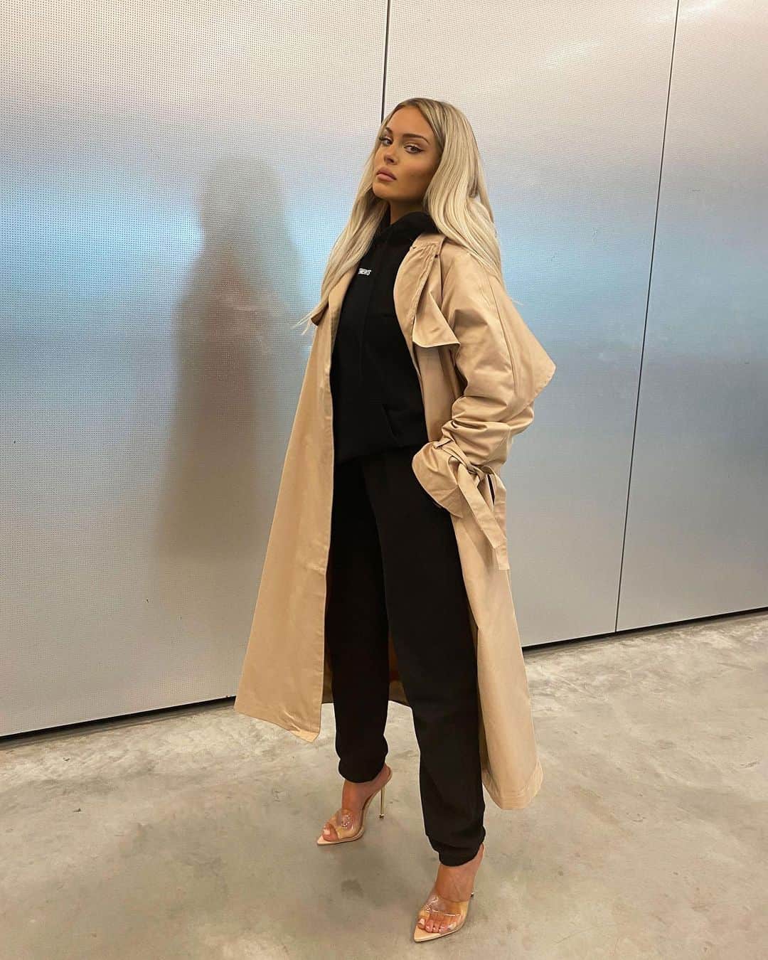 ファニー・リックマンのインスタグラム：「Didn’t changed out of my sweats but at least I put heels on」
