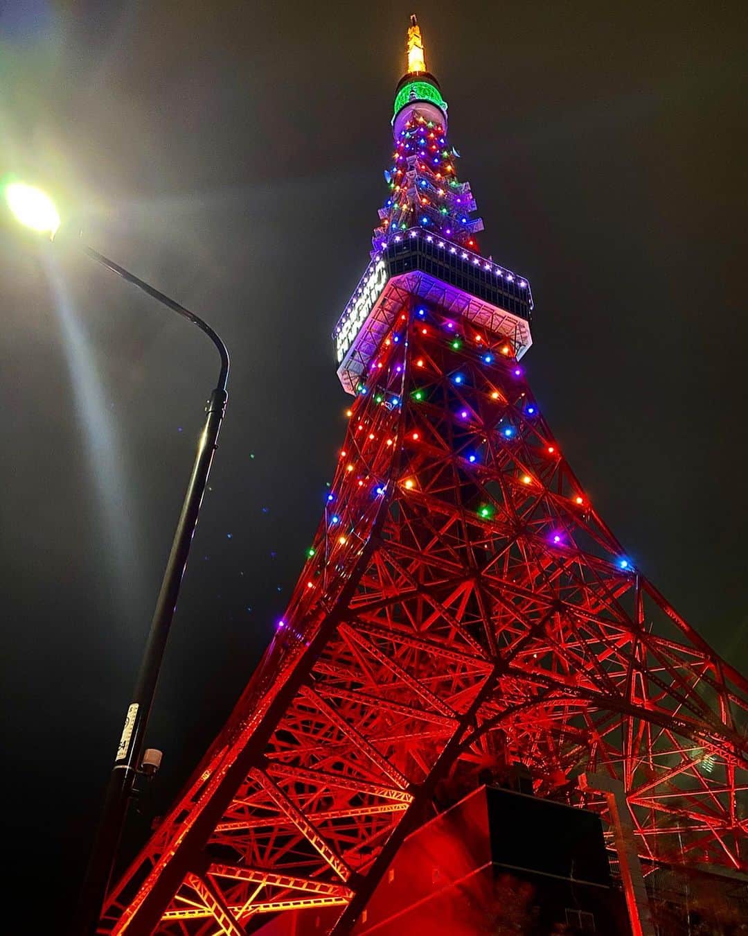 石田美奈子さんのインスタグラム写真 - (石田美奈子Instagram)「ᴛᴏᴋʏᴏ ᴛᴏᴡᴇʀ🗼 . #東京タワー 、本日限定の「希望の7色ライトアップ」🌈 こんな日が来るなんて思ってもいなかった、今までと一変した日々が続いていますね。 東京タワーを見るといつも元気をもらえます☺︎ . 最前線で闘う医療従事者の方々 今日もありがとうございます。 感謝と尊敬の気持ちを込めて…⭐︎ . @tokyotower_official . . (三密を避けるために混雑時間を避けてランニングしています。) . #タワーからarigato #医療従事者に感謝 #医療従事者にエールを #コロナに負けるな #tokyotower #stayhome」5月3日 23時52分 - mminakooo