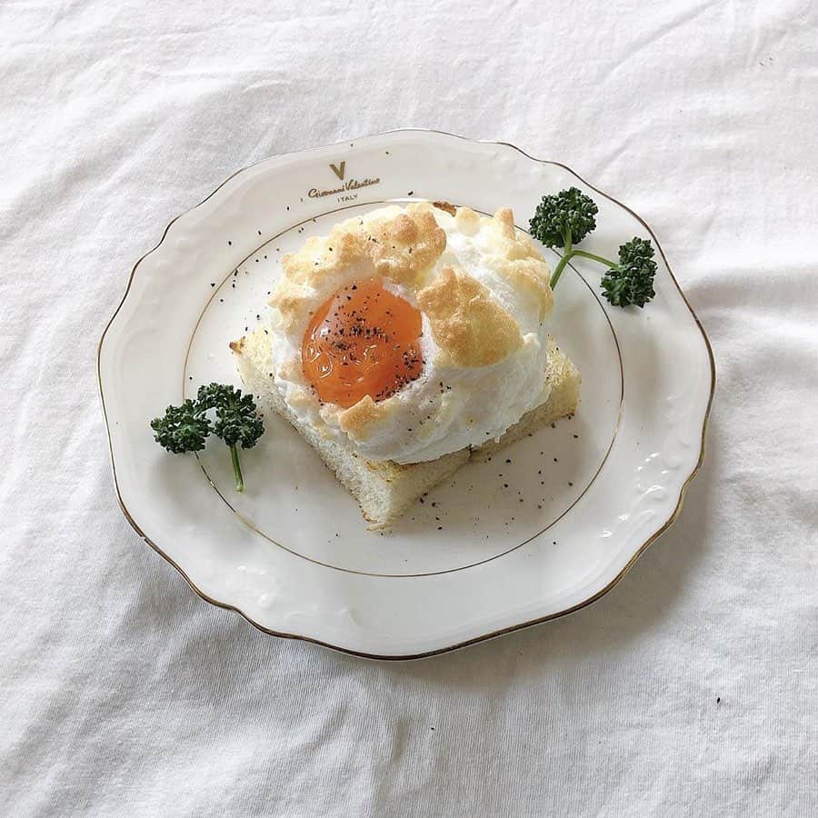 ローリエプレス編集部さんのインスタグラム写真 - (ローリエプレス編集部Instagram)「🍳﻿ ﻿ ふわふわの雲のような卵がフォトジェ！﻿ 明日の朝ごはんは #エッグインクラウド に挑戦してみない？🐣﻿ ﻿ ❤︎クラウドエッグのつくりかた❤︎﻿ 1.白身に塩・胡椒を加えてミキサーで混ぜる﻿ 2.泡立ったらオーブンシートの上に型取り黄身を落とす﻿ 3.180度に余熱したオーブンで4分ほど焼いて完成！﻿ ﻿ 調味料を砂糖に変えれば甘いクラウドエッグに。﻿ 焼き時間を増やせばふわふわ食感がしっかりめに。﻿ アレンジを楽しんで自分好みにつくってみてね！﻿ ﻿ Thank you❤︎﻿ @____kn26  @_mako.fkng_ ﻿ #laurierpress_おうちかふぇ﻿ ﻿ ﻿ ローリエプレスでは、すてきな投稿をリポストします🌸﻿ あなたの投稿に @laurier_press をメンション&タグづけしてね💕リポストさせてもらうかも🙊💭﻿ ﻿ みんながステイホーム週間に知りたいことも募集中！この投稿のコメントで教えてね💕﻿ ﻿ ﻿ ﻿ ﻿ ﻿ ﻿ #ローリエプレス#laurierpress#あさごはん#あさごぱん#ワンプレートごはん#スープ#牛乳を飲もう#牛乳チャレンジ#おうちかふぇ#おうちカフェ#おうち時間#おうちごはん#ステイホーム#stayhome#cloudeggs」5月3日 23時50分 - laurier_press