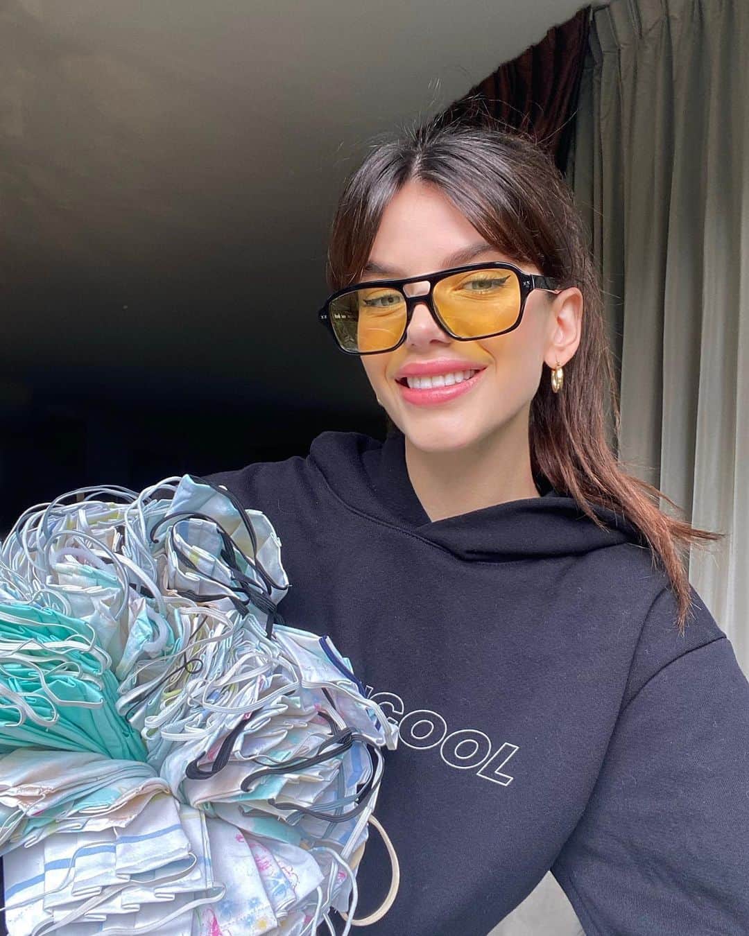 ソニア・ベン・アンマーのインスタグラム：「Made 100 masks to donate to retirement homes 😷🤍 I really recommend you do this if you need masks (I used materials I had at home). They’re not medical masks but they are perfectly safe for every day use & can be washed (sustainable!!). You can watch some YouTube tutorials」