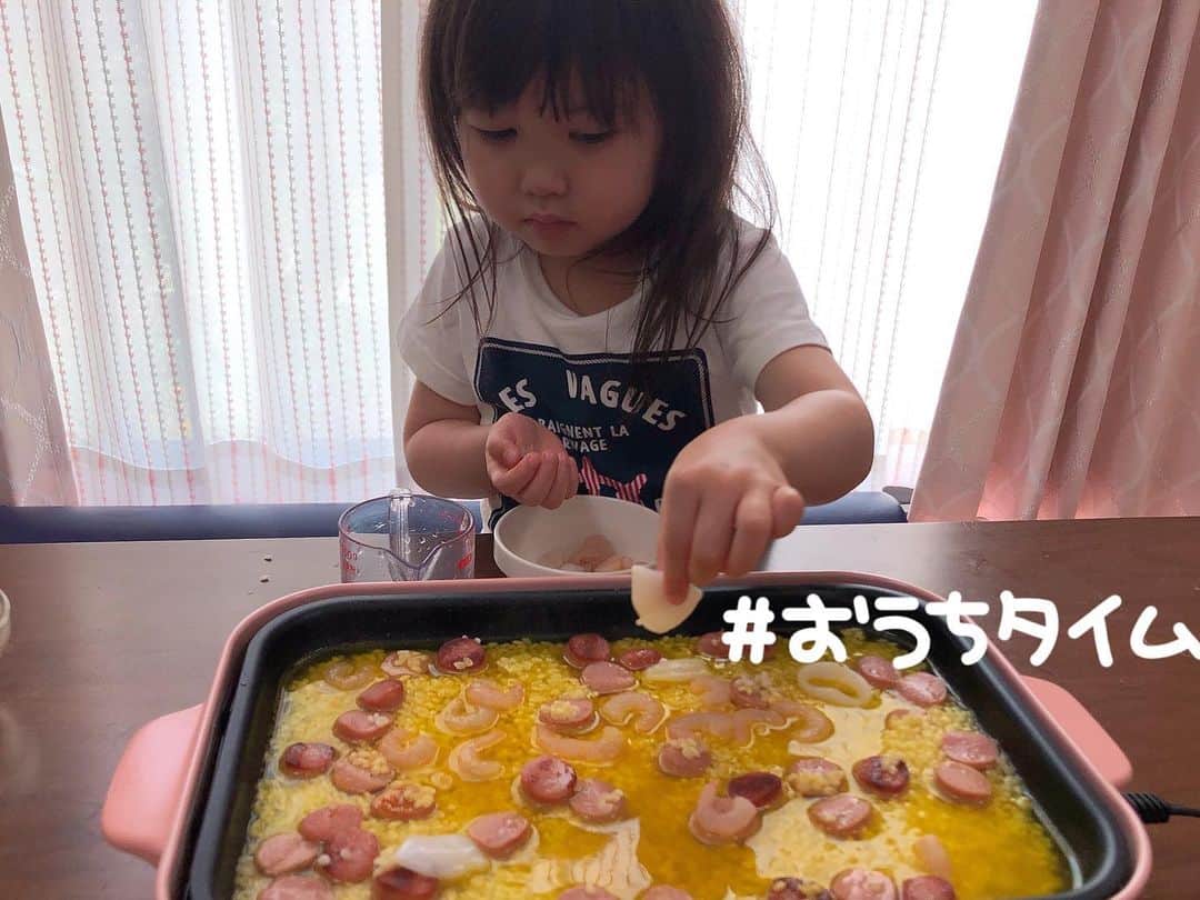 南まりかさんのインスタグラム写真 - (南まりかInstagram)「. 今日のBRUNOランチはパエリア🥘  お手伝いしてくれる時は真剣な顔になる娘です💡 途中で「えーい！」って感じになってコーンが一箇所に集中してるあたりも可愛らしい🤣  今日はパエリアの素とシーフードミックスを使ったから、娘と作るのにも簡単だしあっという間に完成💡  お子様と一緒に作るのにオススメかもです🍴  #bruno #ホットプレート料理 #お昼ごはん  #パエリア #子供と料理 #お手伝い  #3歳女の子 #女の子のママ」5月3日 23時56分 - marica_minami