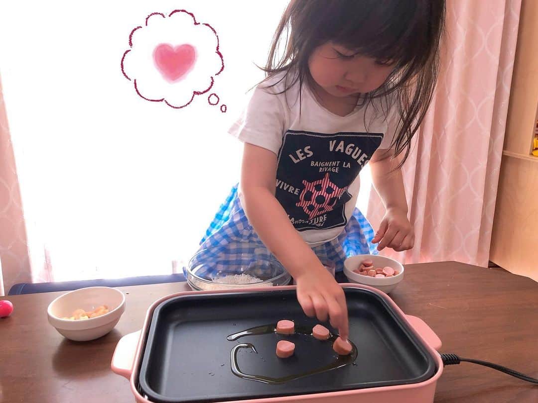 南まりかさんのインスタグラム写真 - (南まりかInstagram)「. 今日のBRUNOランチはパエリア🥘  お手伝いしてくれる時は真剣な顔になる娘です💡 途中で「えーい！」って感じになってコーンが一箇所に集中してるあたりも可愛らしい🤣  今日はパエリアの素とシーフードミックスを使ったから、娘と作るのにも簡単だしあっという間に完成💡  お子様と一緒に作るのにオススメかもです🍴  #bruno #ホットプレート料理 #お昼ごはん  #パエリア #子供と料理 #お手伝い  #3歳女の子 #女の子のママ」5月3日 23時56分 - marica_minami