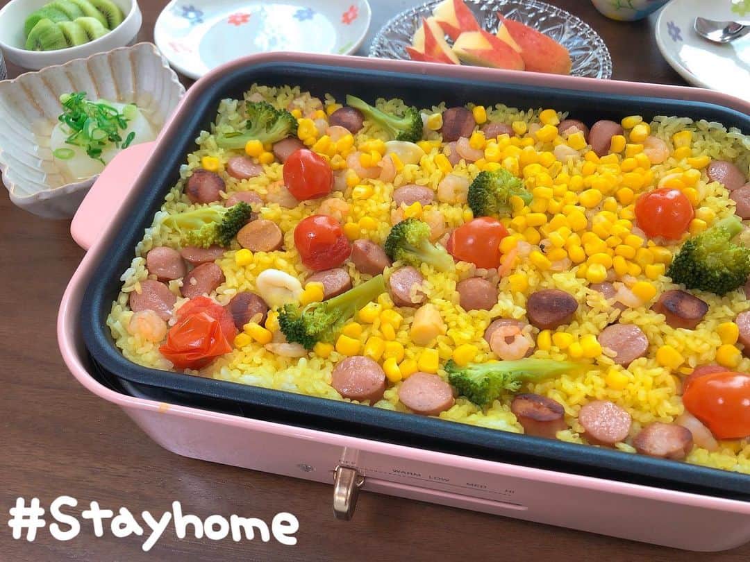 南まりかのインスタグラム：「. 今日のBRUNOランチはパエリア🥘  お手伝いしてくれる時は真剣な顔になる娘です💡 途中で「えーい！」って感じになってコーンが一箇所に集中してるあたりも可愛らしい🤣  今日はパエリアの素とシーフードミックスを使ったから、娘と作るのにも簡単だしあっという間に完成💡  お子様と一緒に作るのにオススメかもです🍴  #bruno #ホットプレート料理 #お昼ごはん  #パエリア #子供と料理 #お手伝い  #3歳女の子 #女の子のママ」