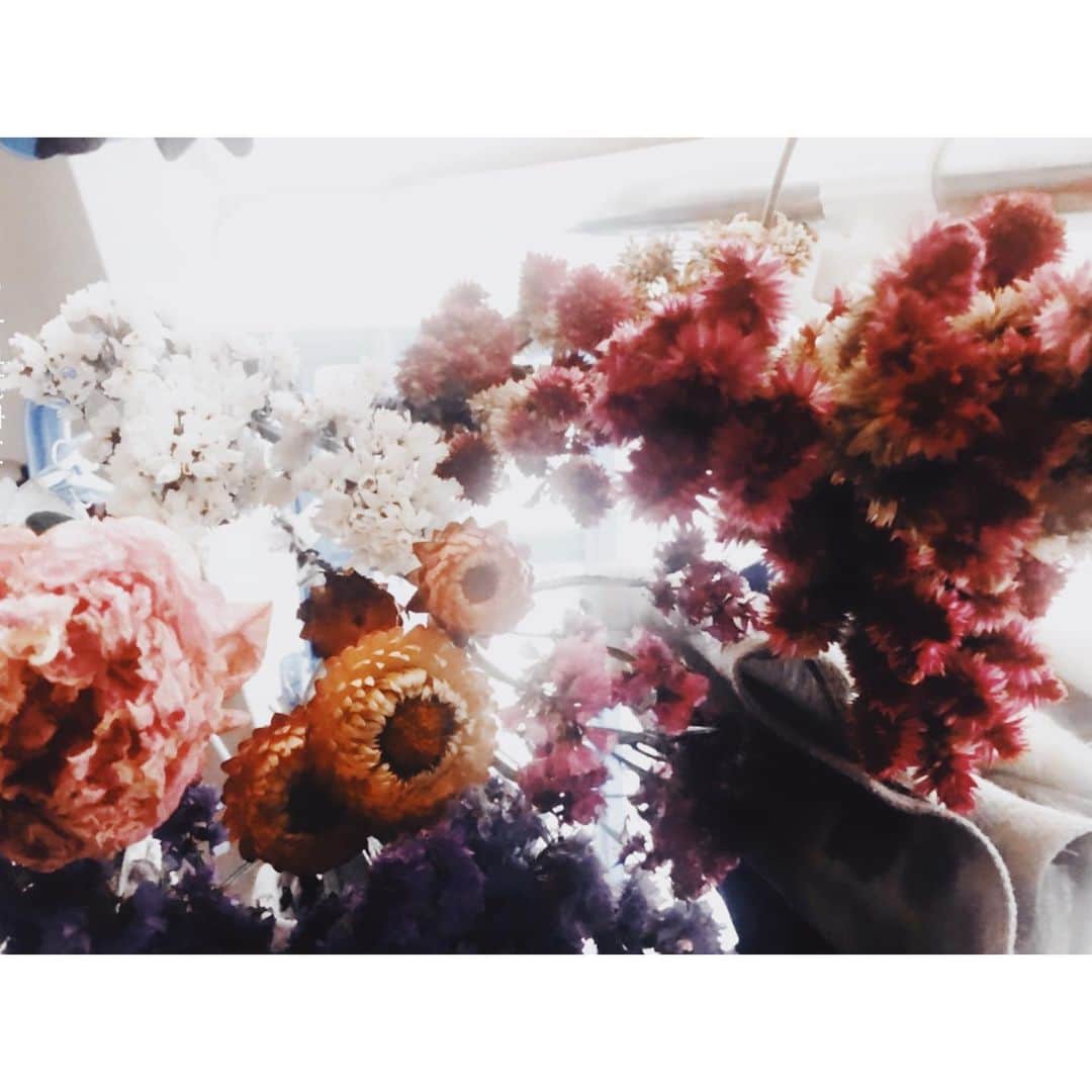 金城優華のインスタグラム：「#お家時間 ﻿ 我が家の洗濯物の隣には﻿ ドライ中の花達。笑﻿ ﻿ ﻿ ﻿ お花を飾るようになって﻿ ちょっとワクワク♡﻿ そんな瞬間が増え すこーしずつ花びらが広がる姿﻿ 日々の変化が愛おしい。﻿ ﻿ でも﻿ 数日で散る儚さ……﻿ それもまた美しさなのか…﻿ ﻿ ﻿とかまぁなんとか言ってるけど ﻿ どうにか最後まで楽しみたいので﻿ ドライフラワーにして﻿ @cannu.yuuka_kinjo  発送の際にちょっと添えさせてもらってます。﻿ ﻿ ﻿ ﻿ ﻿ #金城優華﻿ #モデル﻿ #ハンドメイド﻿ #ドライフラワー﻿ #お家で出来る事﻿ #おすそ分け﻿  #オシャレさんと繋がりたい ﻿ #天然素材 ﻿ #大人﻿ #ママ﻿ #fashion ﻿ #accessory﻿ #handmade﻿」