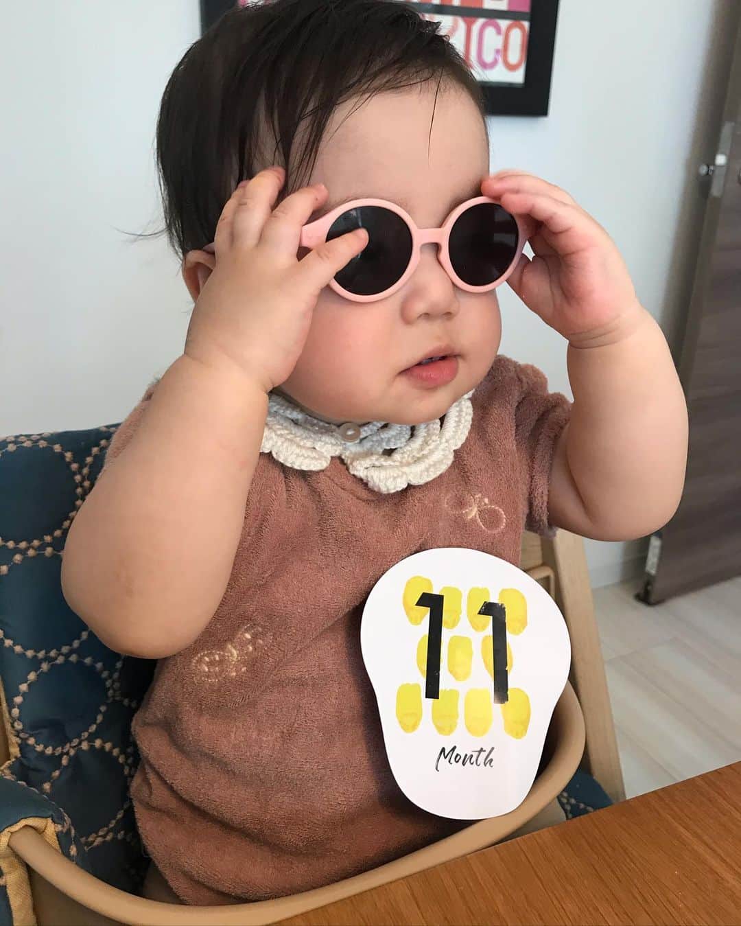 濱中鮎子のインスタグラム：「あと1ヶ月で１歳だなんて。 あの死ぬかと思った雄叫び出産から1年だなんて。  パプリカかけろだなんて一丁前だぞ！  #わたしは #ドンじゅらりん #が好きよ #岸田繁作詞作曲納得 #Eテレまみれ #子供産んでから風呂で口ずさむ音楽が激変  #11months」