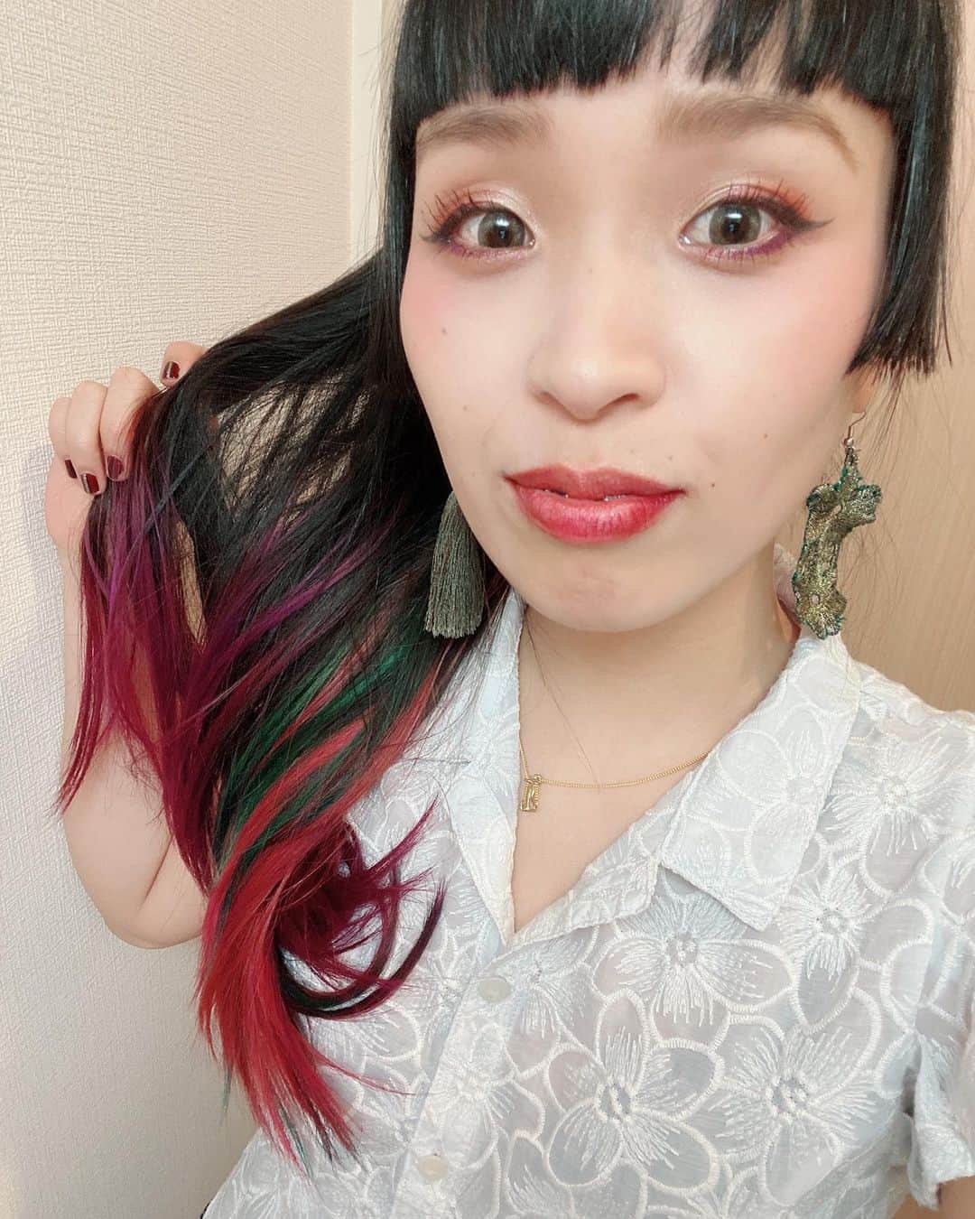 小春のインスタグラム：「初めてにしては良さげに出来たっぽいわ！！！！！ イェイイェイのイェイ  インスタライブ楽しかったね💈 脱色パイセンそしてワインパイセンていうかパイセンも一緒で安心デビュー」