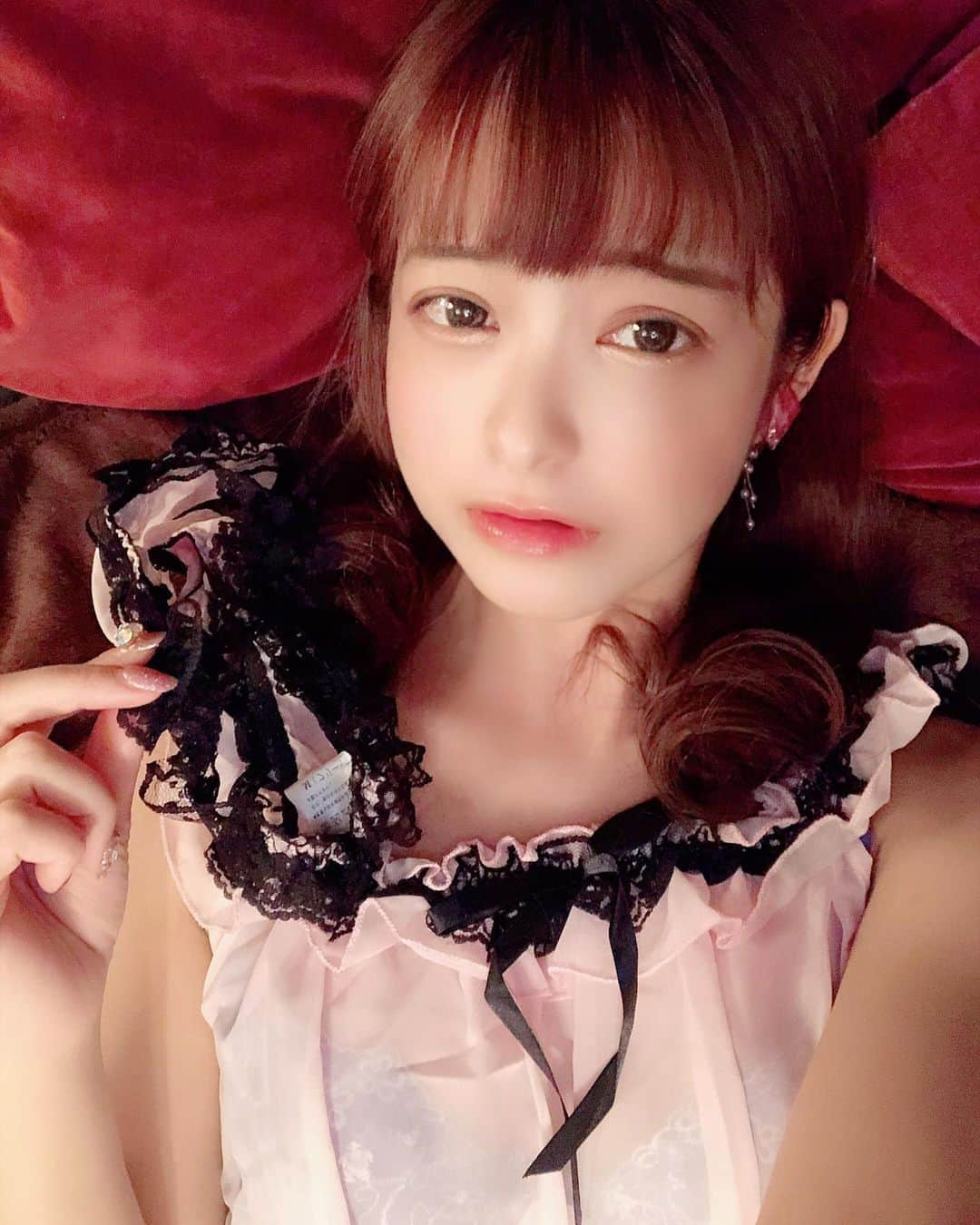 桜もこさんのインスタグラム写真 - (桜もこInstagram)「🌙🌃✨ #goodnight #pink #レース #ゆる巻き #ナチュラルメイク #diet #タグ #黒リボン #instagram #instagood #japanesegirl #japanesemodel」5月4日 0時14分 - mokochan319