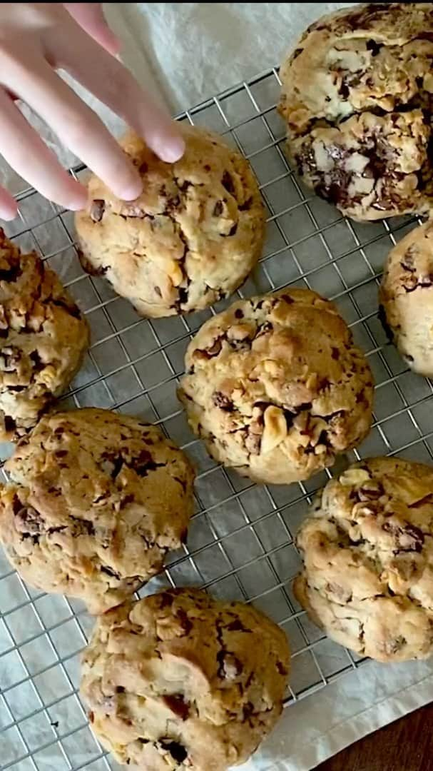 Samantha Leeのインスタグラム：「Elizabeth turns 13 today! Her only birthday request was to make her own birthday cookies. LEVAIN’s Bakery chocolate chip cookies to be exact! And so of course, she did. We’ve not tried the real Levain cookies...before, Elizabeth and I weren’t into chocolate chip cookie. We could only try different recipes online and we’ve made the one from @modern_honey ever since. A few adjustments to the ingredients. These are the BEST CHOCOLATE CHIP COOKIES for Elizabeth EVER. Yep, she said it.  #lockdowncooking #leesamantha」