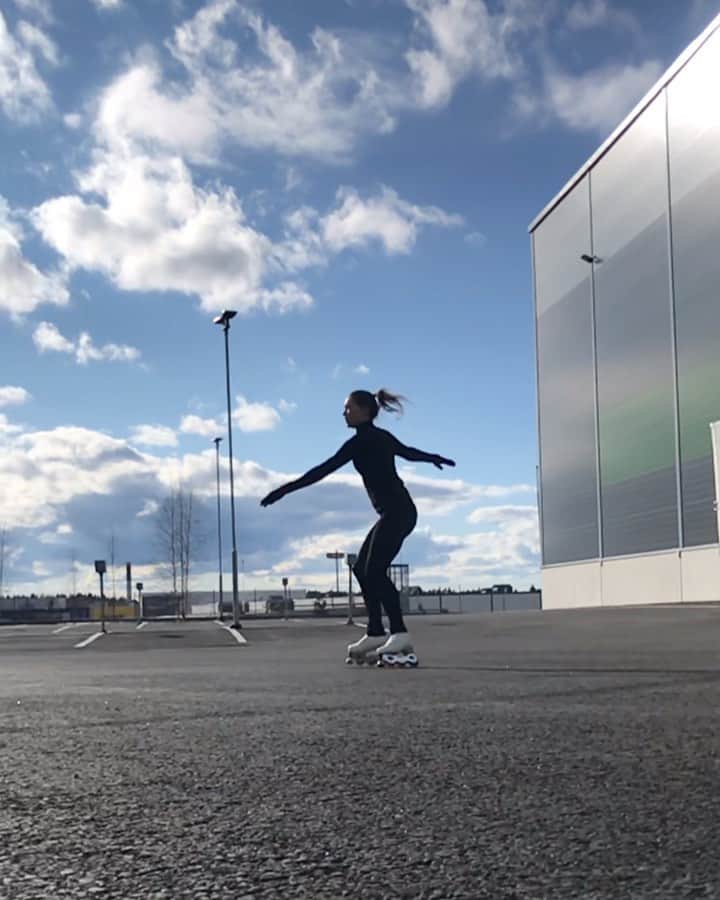 イェニー・サーリネンのインスタグラム：「Bravuurihypyt, tosin vähän eri välineillä ja eri maisemissa 😅  Taitorullaluistimet: @niceskate001」