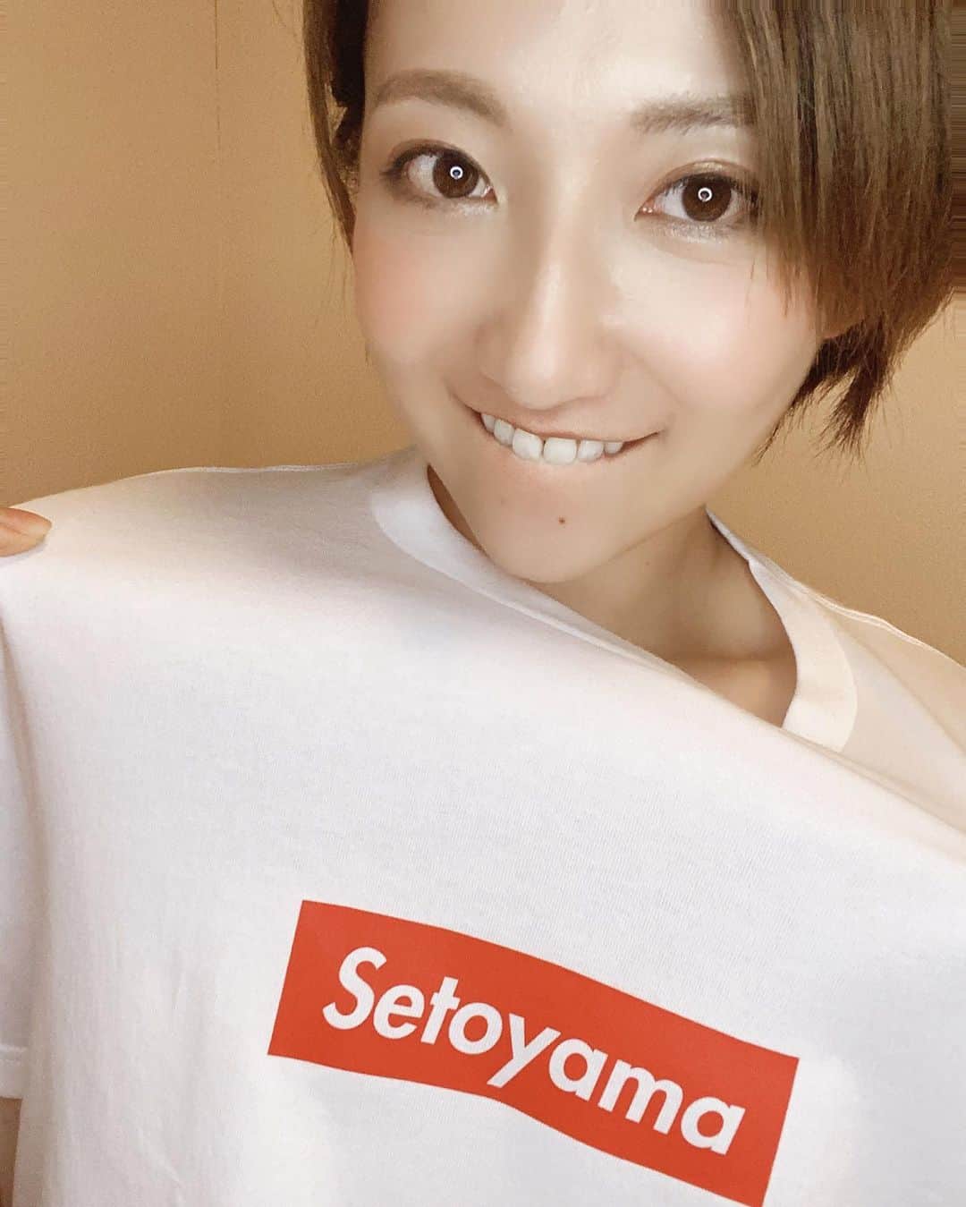 瀬戸山清香のインスタグラム：「ねぇね❤️ Setoyama Tシャツ貰ったよ🤗🌸 嬉しい〜！！ わぁ〜い🤗✨ #tshirts #setoyama #stayhome #て書いてるTシャツもあるよ #明日はこれ着て17ライブしよーっと！！（笑）#こういう幸せって元気になるよね #テンション上がった」