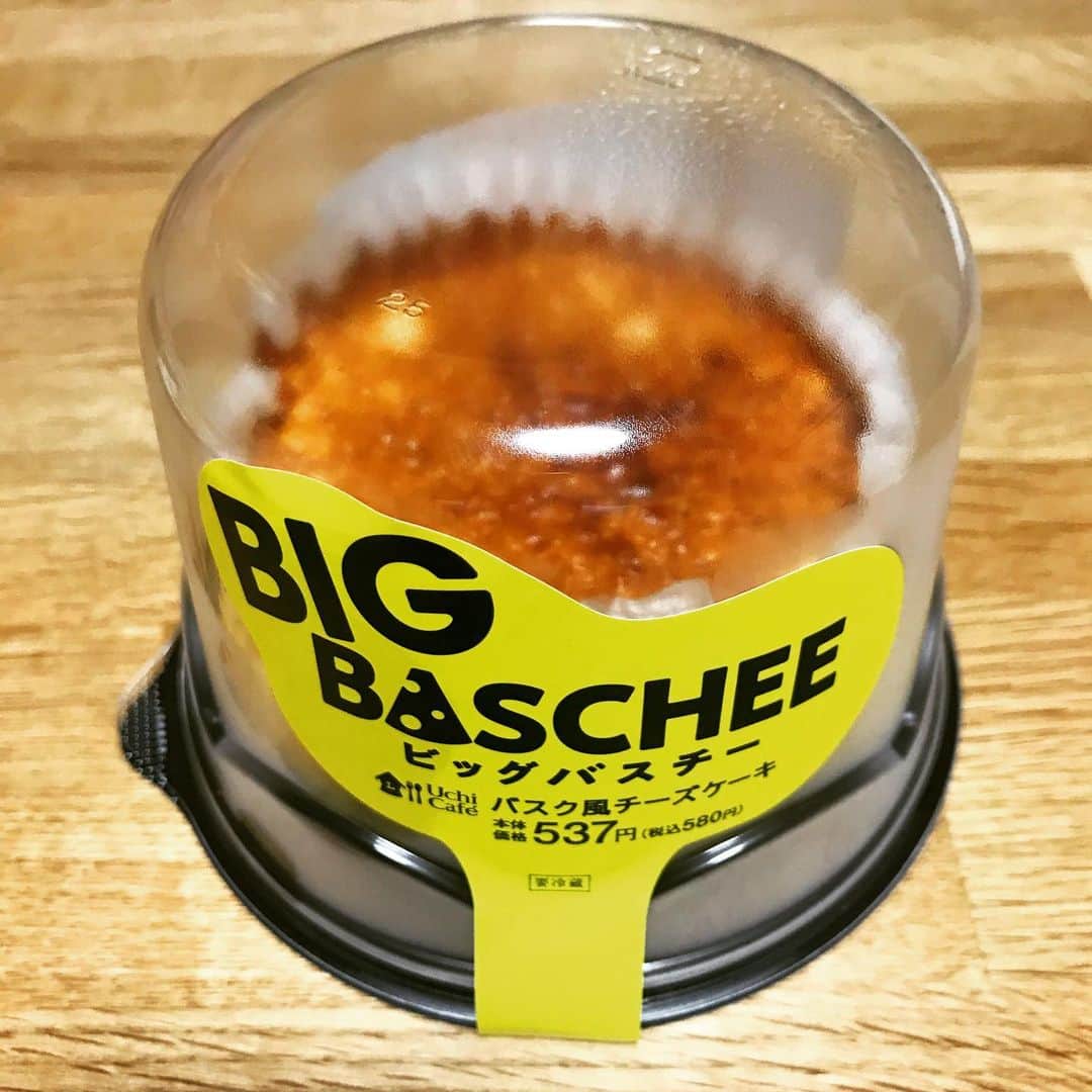 宇野薫のインスタグラム：「噂のビックバスチー 家族みんなで食べました。  #バスチー #ビッグバスチー  #ローソン #ローソンスイーツ」