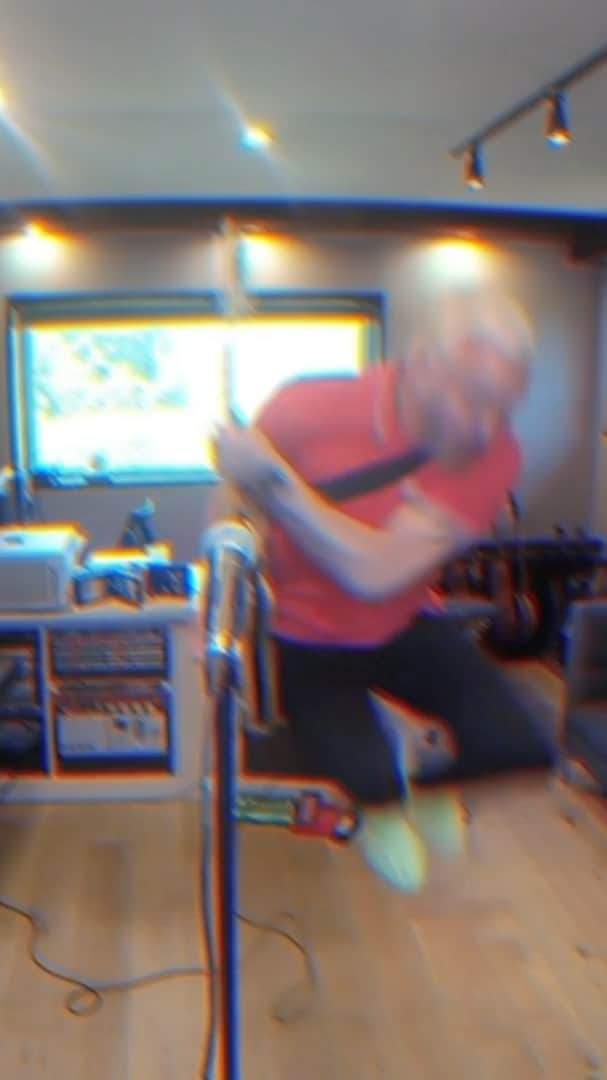 ジョン・フェルドマンのインスタグラム：「Thank you for all the love on these quarantine videos! Here’s one of the most requested songs we have... Enjoy! Thank you @jgrabesmixes for mixing and @davidlackeymedia918 for editing! @moonvaljeanhere @mikeherreratd @charliepaulson @nickgross @goldfingermusic」