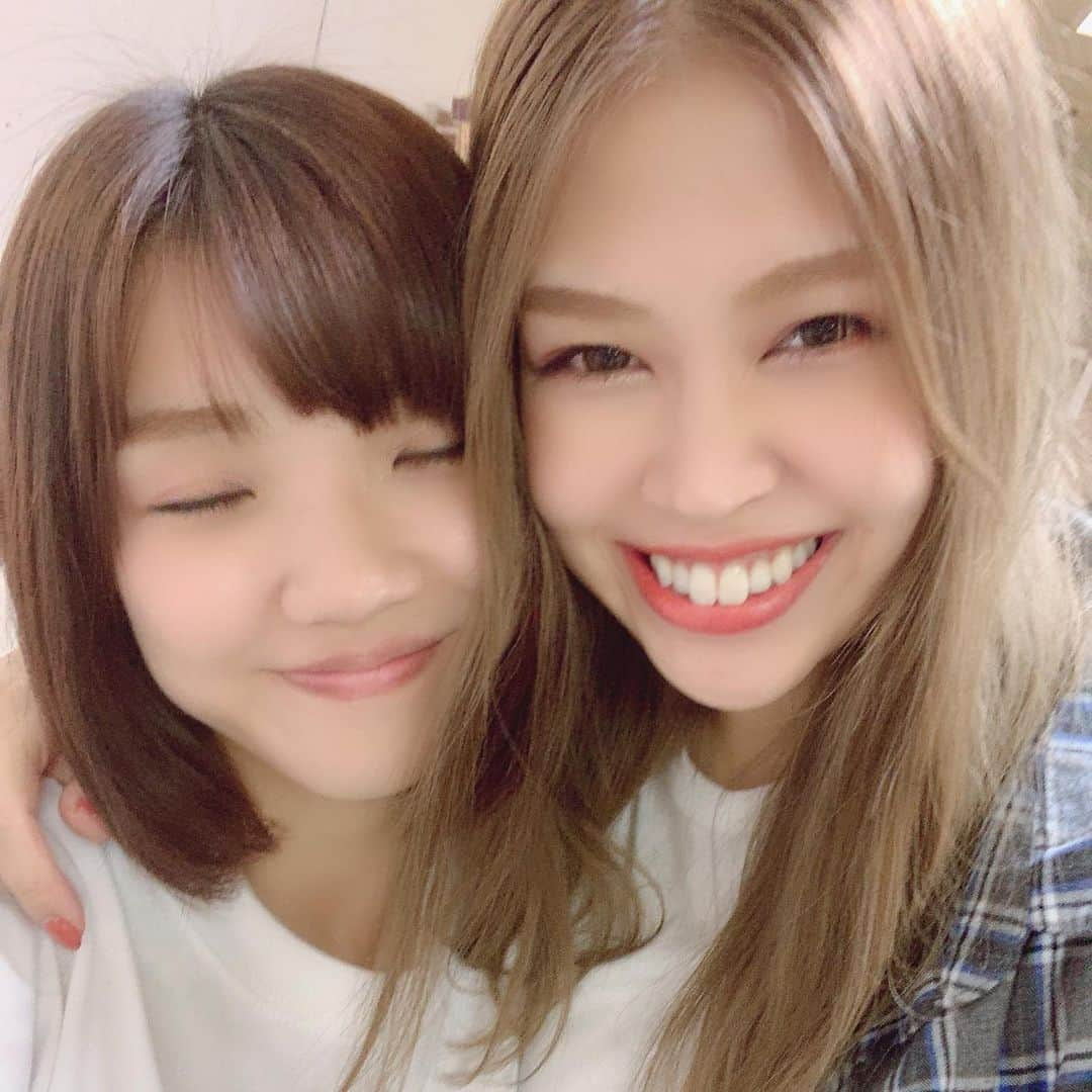 吉岡久美子さんのインスタグラム写真 - (吉岡久美子Instagram)「、 、 麻貴さんと初めて コラボインスタライブを させて頂きました☺️✨ 、 、 早すぎる1時間やったなあ😢❤️ 私を初めて知ってくれた皆様も ほんとに優しくて嬉しかったです！ ありがとうございました！ 、 、 麻貴さんのテレビはいっぱいみてるけど やっぱり顔見て話すのっていいなあ 、 、 終わってからもすぐテレビ電話に 切り替えて話してた😂😂😂 、 、 早く会いたいなぁって思いが 溢れました🥺すき 、 そして早く麻貴さんが書いてくれたコントを つぼみ大革命みんなでやりたいー！ 、 、 よかったらつぼみ大革命のYouTubeにも 麻貴さん出てくれてるのでみてください！ 、 、 それにしても私と麻貴さんの写真はほぼ距離がゼロで、 むしろ近すぎてどっちでもの顔が潰れてて なかなか載せられる写真なかった🤣ひー 、 、 、 、 #3時のヒロイン #麻貴さん #麻貴ちゃん って呼ばれたいってね🥺💗 #福田麻貴 #つぼみ大革命  #つぼみ #吉本 #よしもと  #アイドル #idol #大阪 #東京  #コント #ライブ #instagood  #いいね #フォロー」5月4日 0時43分 - kuunyaaan