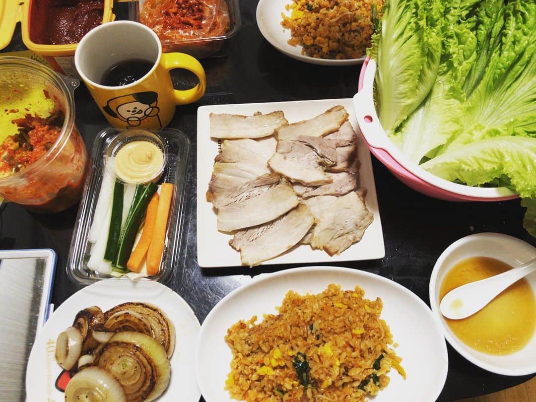 ジャガーともひろさんのインスタグラム写真 - (ジャガーともひろInstagram)「今日は韓国料理！ 自粛生活に向けて嫁ちゃんが韓国スーパーから取り寄せたもので ポッサム（茹で豚）とビビンバ食べたよ！ 豪華な感じだよね！ だから明日のお昼はカップ麺( ´∀`)b  #ジャガーズ #韓国料理 #ポッサム」5月4日 0時36分 - jaguartomohiro