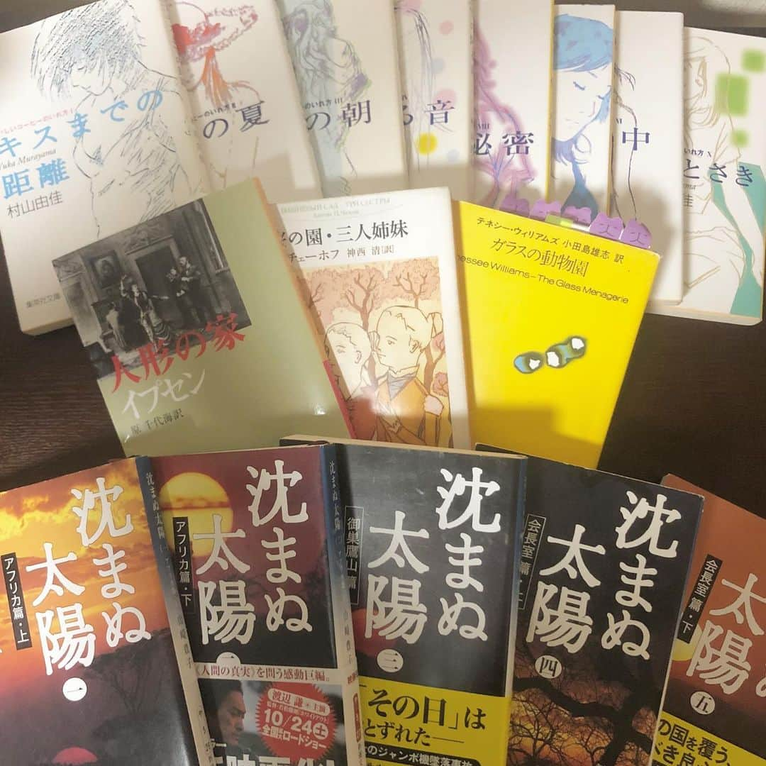 佐々木ありささんのインスタグラム写真 - (佐々木ありさInstagram)「・ ライブ配信来て下さった方々ありがとうございました!! 配信中に紹介した最近読んだ本たち。 戯曲ならテネシー・ウィリアムズの『ガラスの動物園』は個人的にとっても好き。 村上由佳さんのコーヒーシリーズはキュンキュンが止まりませんし、山崎豊子さんの『沈まぬ太陽』は読まなきゃ人生損してると思います。🙂笑 本屋さんに行けないので、家にある本を見直してる日々ですが、何度見ても面白い本たちばかり！！ 是非見てみてください〜！📚 #linelive #山崎豊子 さん#沈まぬ太陽 #村上由佳 さん#美味しいコーヒー の入れ方シリーズ#イプセン #人形の家 #テネシーウィリアムズ #ガラスの動物園 #チェーホフ #三人姉妹 #佐々木ありさ」5月4日 0時41分 - ssk_arsa