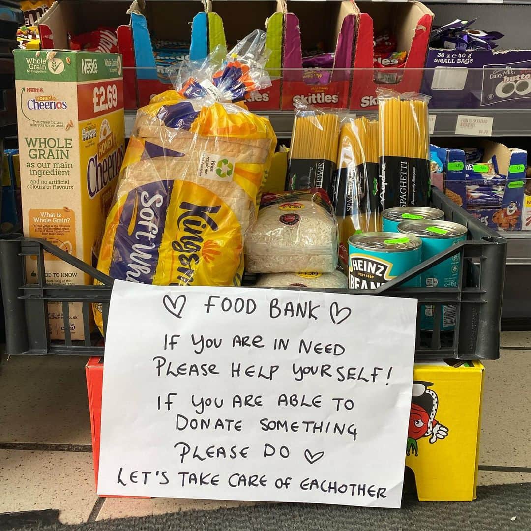 ナオミ・シマダのインスタグラム：「so many of our local food banks all over the world are at capacity, struggling to feed everyone in need right now. many food banks also have so many hoops to jump through to gain access which means a lot of people who need the help the most will struggle to get it. I’ve started asking my local shops for permission to just set up little boxes where people can help themselves if they need it. I start by doing the first shop in hope that people pay it forward by donating if they can. sometimes it takes a little convincing but all the shop owners I’ve asked so far have said yes so if you’ve been wondering about ideas of things you can do to help right now, give it a try and see ❤️」
