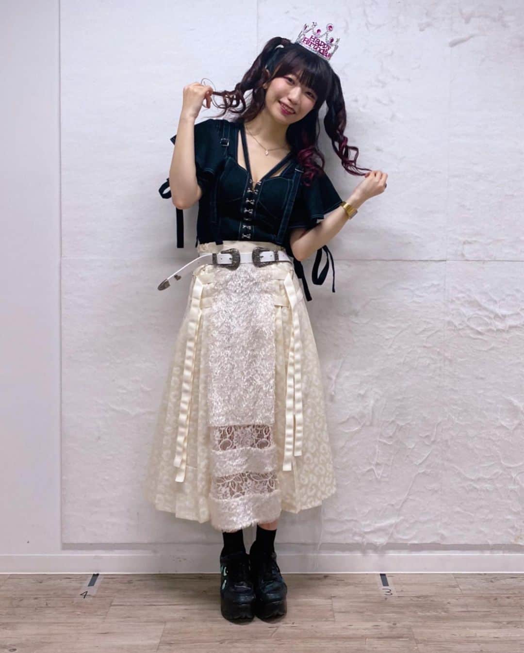 ぱいぱいでか美さんのインスタグラム写真 - (ぱいぱいでか美Instagram)「MADA29YADE❤︎ ꙳ #MADA29YADE #LINELIVE #生誕イベント #生配信 #アーカイブあり #tops #skirt #belt #rurumu #俺はインスタグラマーになりてぇ ꙳ 5月3日、29歳になりましたー！ 今年は生誕イベントを配信でお送りしました❤︎ リモートMCに鈴木啓太さん、 夢にまで見たし現実でも見まくっていた「あの形式」の バースデーイベントができて嬉しかったです！ 見れなかった方もアーカイブ視聴できますよん。 (LINEコインかLINELIVEコインが要ります！) ブログも書いたよー！ そして特別な日の衣装は特別なrurumu:で全身かためてみました❤︎ スカートは前から持ってたもので トップスとベルトはこの前届きました。 どれも普段使いもできるけど着る人を主役にしてくれる強いお洋服！ やっぱ今日着るっしょ、と思ってきちゃったよん。 可愛いでしょ！袖も！ ティアラはそのへんで買いました。笑 ほんといいお誕生日になりました。 みんなありがと☻❤︎ . この衣装での生写真&チェキの受注販売も始まりました！ 詳しくはハイライト(ストーリー)に載せておきますね。」5月4日 0時48分 - paipaidekami