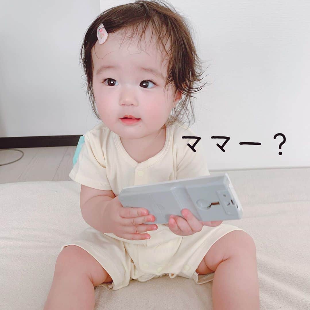 しほの涼のインスタグラム：「5月ってこんなに暑いんでしたっけ🥵💦 もう娘は半袖半ズボンでも汗をかき💦 寝苦しくて泣き出したので、エアコンを付けました😩 子供って汗っかきなの知ってたけど、 ここまでかと思うほど汗かいてる🥵💦 麦茶をせっせと飲ませてるけど、 ミルクや離乳食とは別にどの程度飲めば大丈夫なのかな❓ 普通にオムツをいつも位変えてれば大丈夫な量なのかしら🧐🧐 娘さんは、二回食から中々三回食に移行出来ず‼️モグモグ期が長そうです🍴 まぁのんびりと娘のペースでね🍼💕 #ムチムチ赤ちゃん#生後9ヵ月#生後9ヵ月の女の子 #令和ベイビー#半袖ロンパース #これが一番楽#吸水速乾#アカチャンホンポ #アカチャンホンポ購入品 #コロナいなくなれ」