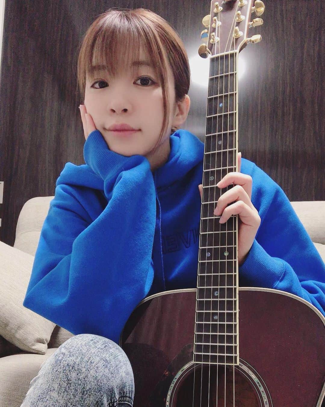 諏訪彩花のインスタグラム：「タイトル「ギターとわたし。」笑  #マリーゴールド#ソラニン#練習中」