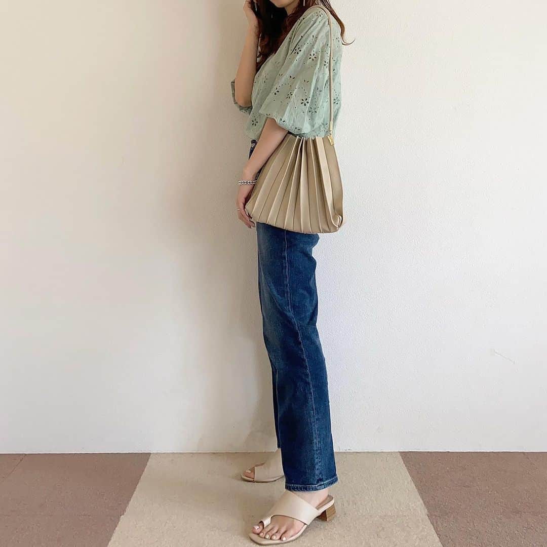 haruru0724さんのインスタグラム写真 - (haruru0724Instagram)「#code . . バッグは @sober_womens ❤︎ プリーツバッグずっと欲しかったんだけど、 可愛すぎる〜😍 意外と荷物も入るし、オススメ🙆‍♀️✨ . . . #ママコーデ #ママファッション #プチプラコーデ #シンプルコーデ #大人カジュアル #カジュアルコーデ #きれいめカジュアル #大人可愛い #30代ファッション #30代コーデ #着回しコーデ #今日のコーデ #淡色女子 #韓国コーデ #韓国ファッション #コーデ #アンベコーデ #プリーツバッグ #ザラコーデ #zara #mamagirl #locari #ponte_fashion #mineby3mootd #ootd_kob #오오티디 #데일리룩 #좋아요환영」5月4日 10時18分 - haruru0724