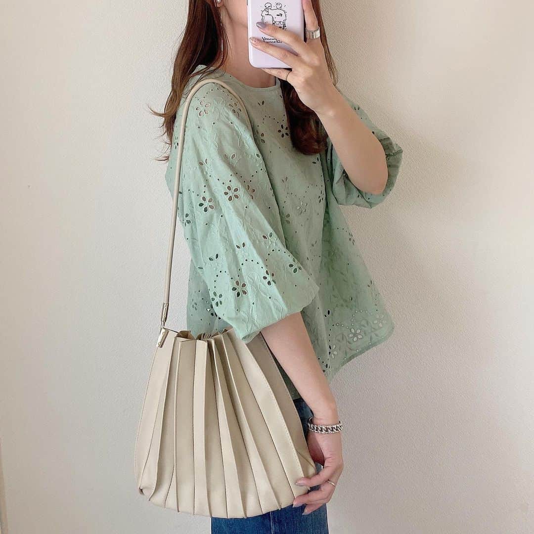 haruru0724さんのインスタグラム写真 - (haruru0724Instagram)「#code . . バッグは @sober_womens ❤︎ プリーツバッグずっと欲しかったんだけど、 可愛すぎる〜😍 意外と荷物も入るし、オススメ🙆‍♀️✨ . . . #ママコーデ #ママファッション #プチプラコーデ #シンプルコーデ #大人カジュアル #カジュアルコーデ #きれいめカジュアル #大人可愛い #30代ファッション #30代コーデ #着回しコーデ #今日のコーデ #淡色女子 #韓国コーデ #韓国ファッション #コーデ #アンベコーデ #プリーツバッグ #ザラコーデ #zara #mamagirl #locari #ponte_fashion #mineby3mootd #ootd_kob #오오티디 #데일리룩 #좋아요환영」5月4日 10時18分 - haruru0724