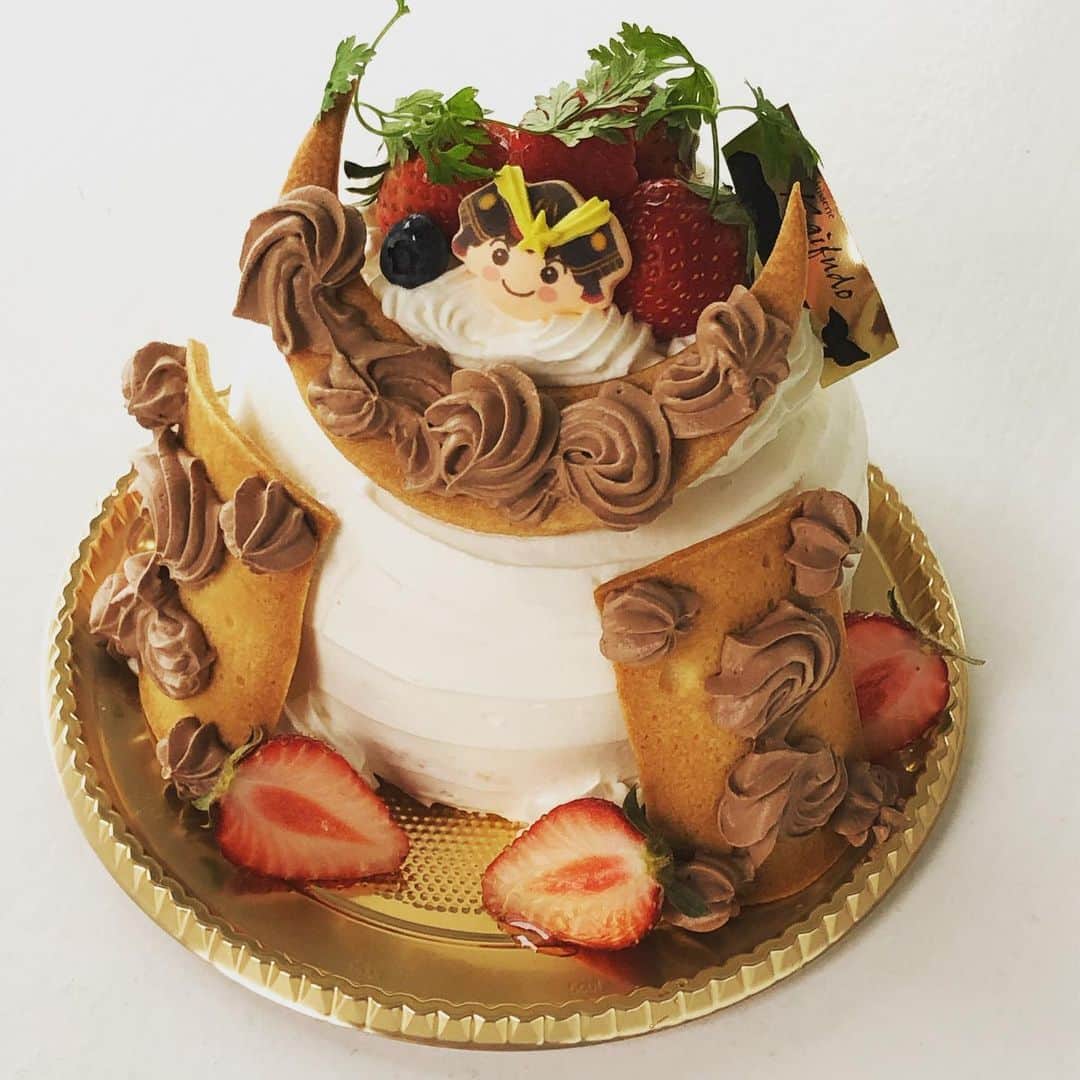 ケーキ&カフェ 海風堂のインスタグラム：「４日と５日はこどものひのデコレーションケーキを販売しております❗️こちらは、苺のかぶとショート4号2700円です✨  #市川 #市川大野 #海風堂 #こどもの日 #端午の節句 #🎏 #ケーキ #こどものひケーキ #苺のショート」