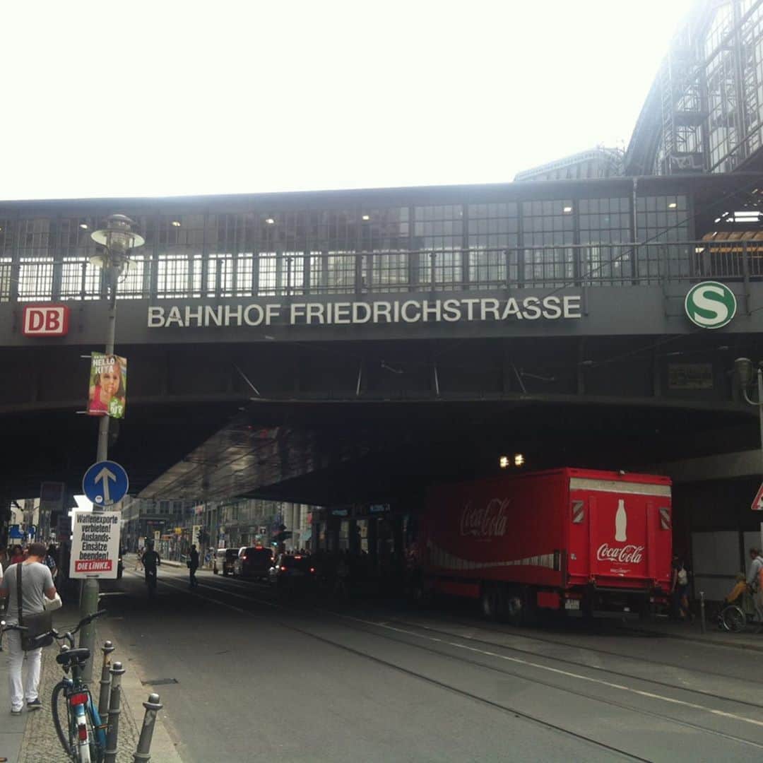 溝江明香さんのインスタグラム写真 - (溝江明香Instagram)「2013年のベルリンでの試合🇩🇪 この年は基本パートナーと2人っきりでワールドツアー回ってました✈️🌏次の国へ移動の前に電車乗ってベルリンの壁まで行った記憶。 現地での移動手段は公共交通機関と徒歩🚶‍♀️よく迷いました。。 いまは世界中どこでも乗換案内や時刻表、地図まですぐケータイで出来るのでなんて便利なのかしら。 . この大会の時は日本人フォトグラファーの龍さんが現地に現れたなあ…楽しかったです。📸 @ryutokyojapan  #世界の風景#世界一周  #写真でワールドツアー #ドイツ#ベルリン#ベルリンの壁#tb#travelphotography #traveltheworld #germany#berlin🇩🇪 #beachvolleyball#ビーチバレーボール#過去の写真#fivbworldtour #2013」5月4日 10時25分 - sayakamizoe