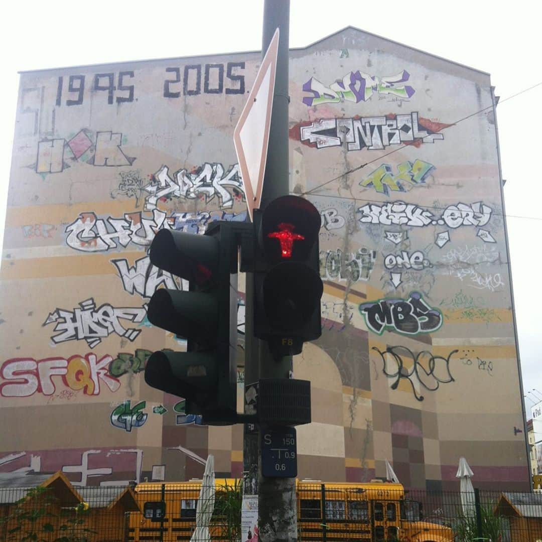 溝江明香さんのインスタグラム写真 - (溝江明香Instagram)「2013年のベルリンでの試合🇩🇪 この年は基本パートナーと2人っきりでワールドツアー回ってました✈️🌏次の国へ移動の前に電車乗ってベルリンの壁まで行った記憶。 現地での移動手段は公共交通機関と徒歩🚶‍♀️よく迷いました。。 いまは世界中どこでも乗換案内や時刻表、地図まですぐケータイで出来るのでなんて便利なのかしら。 . この大会の時は日本人フォトグラファーの龍さんが現地に現れたなあ…楽しかったです。📸 @ryutokyojapan  #世界の風景#世界一周  #写真でワールドツアー #ドイツ#ベルリン#ベルリンの壁#tb#travelphotography #traveltheworld #germany#berlin🇩🇪 #beachvolleyball#ビーチバレーボール#過去の写真#fivbworldtour #2013」5月4日 10時25分 - sayakamizoe