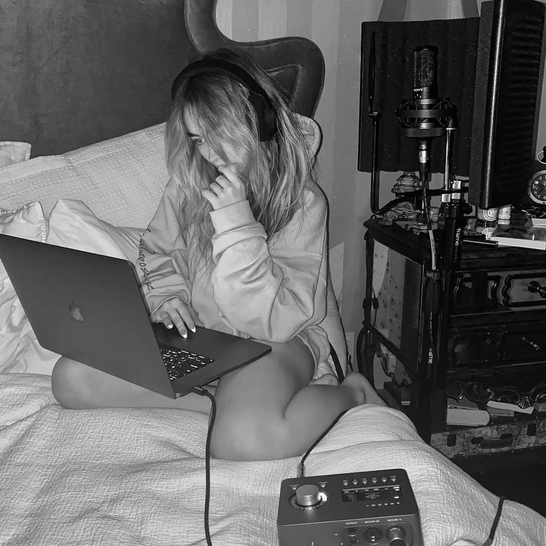 サブリナ・カーペンターのインスタグラム：「never sleeping again」