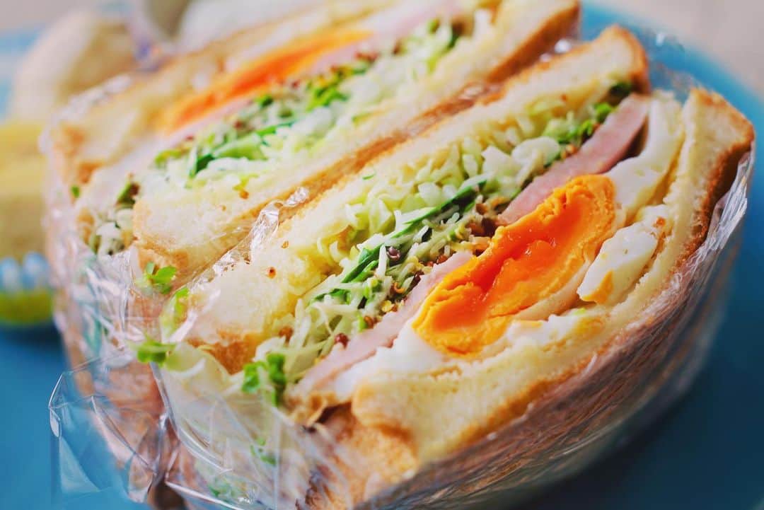 のインスタグラム：「おはようございます⋆⸜ ⸝⋆ まりあちゃん( @gn___maria )  から回ってきた #料理リレー  どこまで遡っても、おいしい投稿しかなくて幸せになったので私も繋ごうと思ったリレー| ‹:)~❁ . 朝つくったサンドイッチです、 粒マスタードが最高のやつです◎ 卵の半熟加減がよくできました◎ . 私は お料理する友達思い浮かべたら 真っ先にでてきた ( @hikaruuu_i )  ひかるちゃんに繋ぎます、 料理も美容も女子力の鬼です🦖 ⋆͛ (ほめてる) . #料理 #朝ごはん #パン #サンドイッチ #おうち時間 #おうちご飯 #みすずご飯」