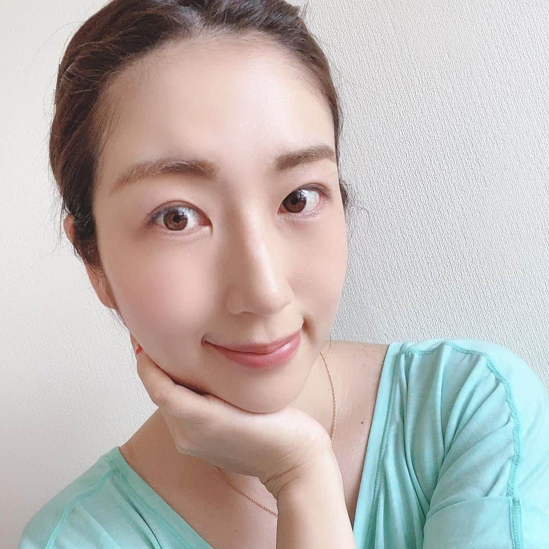 庄司ゆうこさんのインスタグラム写真 - (庄司ゆうこInstagram)「有難いことに『肌が綺麗ですが、化粧品何を使ってますか？』ってストーリーの質問コーナーやDMで何件か頂いたので、ご紹介します🤗 クレンジング、洗顔、化粧水、乳液、ナイトクリームはアテニアのセットで揃えているよ🤗 私の肌は乾燥しがちなので、これを使ってから肌しっとりもちもち、いい感じ✨✨ それにしてもまつエクは取れて前髪も伸びてしまい、おでこ出すしかなくなって全然気合いが入らないや🤣  #attenir#アテニア#アテニア化粧品#スキンケア#化粧品#ご紹介#オススメ#肌質改善 #肌ケア#美容#美容好き#美意識#美意識向上」5月4日 10時34分 - yuko.shoji