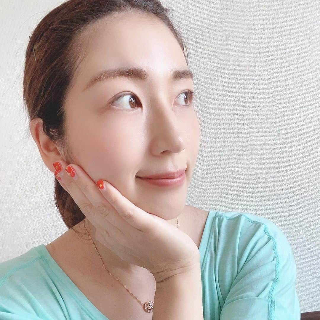 庄司ゆうこさんのインスタグラム写真 - (庄司ゆうこInstagram)「有難いことに『肌が綺麗ですが、化粧品何を使ってますか？』ってストーリーの質問コーナーやDMで何件か頂いたので、ご紹介します🤗 クレンジング、洗顔、化粧水、乳液、ナイトクリームはアテニアのセットで揃えているよ🤗 私の肌は乾燥しがちなので、これを使ってから肌しっとりもちもち、いい感じ✨✨ それにしてもまつエクは取れて前髪も伸びてしまい、おでこ出すしかなくなって全然気合いが入らないや🤣  #attenir#アテニア#アテニア化粧品#スキンケア#化粧品#ご紹介#オススメ#肌質改善 #肌ケア#美容#美容好き#美意識#美意識向上」5月4日 10時34分 - yuko.shoji