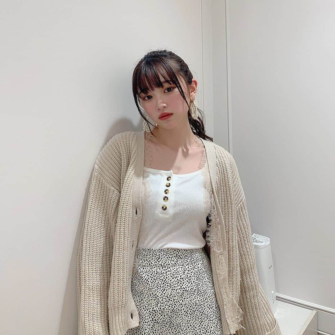 平野夢来（ゆぴぴ）のインスタグラム：「コロナでお洋服買いに行けないから組み合わせ大変🥺☁️ ・ ・ 早くお買い物したいな~~ ・ ・ ちなみにインナーとスカートは @nicoron_official のお洋服です🤍🤍 #lnstalike #like4like #f4f #lnstagood #lnstapic  #cecilmcbee #ぴぴスタイル」