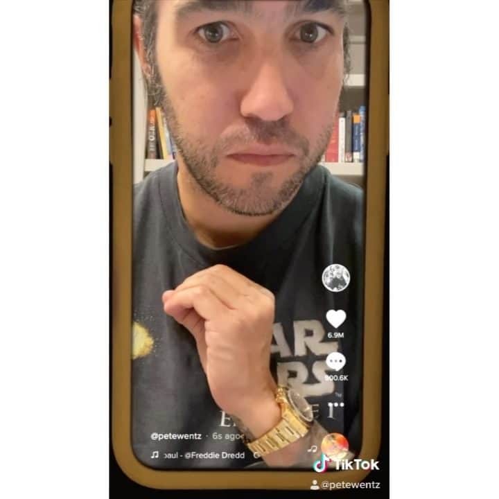 ピート・ウェンツのインスタグラム：「still checking my phone in the multiverse」