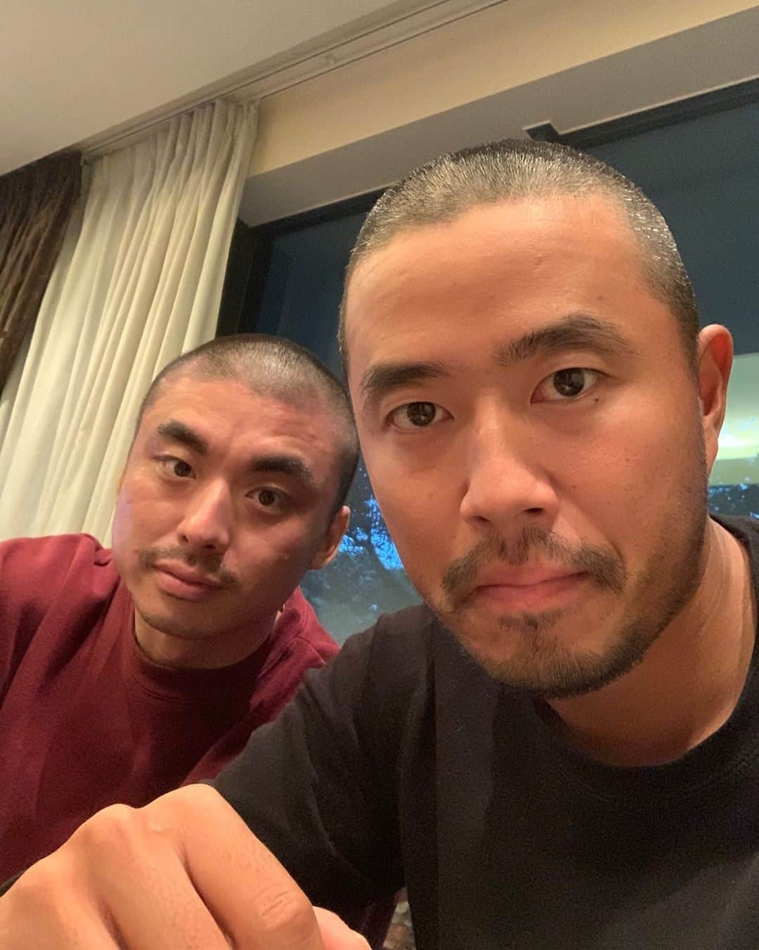 小平智のインスタグラム：「YouTubeで早人の坊主に付き合い！12年ぶりに坊主！似合ってる？笑 3月に撮ったから、今ちょっと伸びてダサい髪型でやばい！笑 #YouTube #坊主 #3ミリ #12年ぶり #リッキー早人 #小平智」