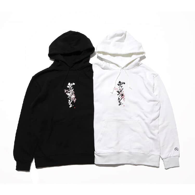 ヴァンキッシュのインスタグラム：「ヴァンキッシュ SAKURA Writing brush T-shirt[VWC056] Price：7,700-(税込) Color：WHITE / BLACK  Size：M / L / XL ㅤㅤㅤㅤㅤㅤㅤㅤㅤㅤㅤㅤㅤ ヴァンキッシュ SAKURA Writing brush Hoodie[VWC057] Price：11,000-(税込) Color：WHITE / BLACK Size：M / L / XL  ㅤㅤㅤㅤㅤㅤㅤㅤㅤㅤㅤㅤㅤ Shop link bio！ ——————————————— ‪#VANQUISH #VANQUISHJP #真澪 #書道家真澪 #書道家」