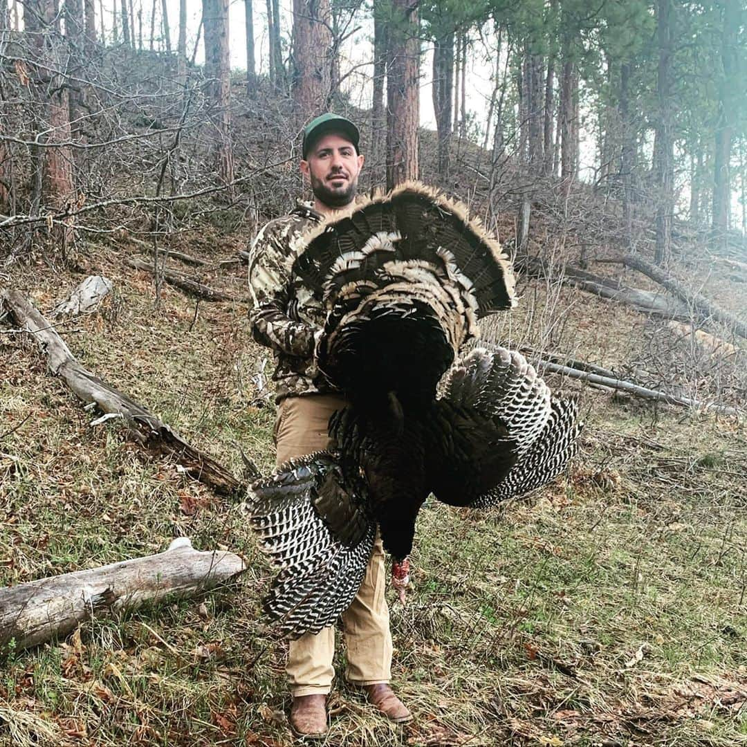 ジェイ・ミルズのインスタグラム：「The last 5 years I’ve only been behind the call helping friends harvest their birds. Felt good to be behind the gun again」