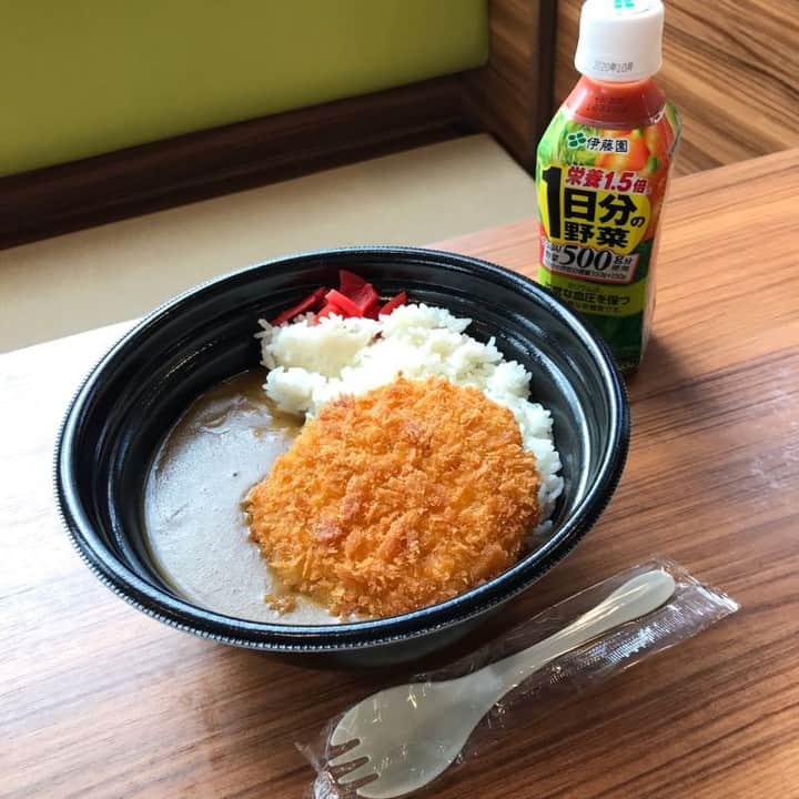 はなまるうどんのインスタグラム：「はなまるの #カレーライス に #コロッケ をのせた  コロッケカレー を買って、  #おうちはなまる しませんか？  うどんだけでなく、ご飯物もお持ち帰りできますよ(*'▽')✨ https://www.hanamaruudon.com/news/2020.html#news12  #はなまるうどん #テイクアウト #おうちごはんを楽しもう」