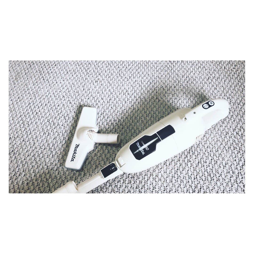 MIHOのインスタグラム：「【マキタのターボ60】﻿ ﻿ 充電式のエルゴラピードの掃除機が壊れてしまったので、次は充電式の立てかけの方はサクッとかけれる軽いのがいいなー、と思っていたので、このステイホームの間にチョイがけ用として購入したのが通販生活限定のアイボリー色のマキタのターボ60掃除機﻿ ﻿ 標準60分、強20分、ターボ12分﻿ ﻿ 届いた感想はちっちゃ！﻿ え？大丈夫？ってくらいのおもちゃ感、笑﻿ ﻿ ですがしばらく使ってみて頼もしさがすごくて、すごくて﻿ ﻿ もー、軽いの1.3kg！﻿ ﻿ チョイがけには良いね﻿ と﻿ 思ってたのに、いつのまにやらウチではメイン﻿ ﻿ 拭き掃除的なクイックルワイパーやらをしたら、わんぱくキッズもいないしコレでいいんじゃないか？と、なってマス﻿ ﻿ 付属のホースと、棚用のアタッチメントでエアコンフィルターも、車もイケる、ヘッドも洗える☺︎ 久々家電で上がったー！﻿ ﻿ 掃除はこまめにササッとだと大掃除しなくていいから、結局のとこラクですよね☺︎ ﻿ ﻿ ﻿ #マキタの掃除機 ﻿ #マキタのターボ60 ﻿ #アイボリー﻿ #他には黒とオレンジ﻿ #レトロ感がかわいい﻿ #シンプル﻿ #ちょいがけ掃除機﻿ #通販生活﻿ #通販生活限定﻿ #みほのお気に入り﻿ #お掃除おばさん　﻿ #掃除好き﻿ #2時間半でフル充電﻿ #立てかけスタンドもシンプルキレイ﻿ #ちょいがけとおもったのにまさかのメイン使い多数 #lifestyle﻿ #model﻿ #みほ﻿ #stayhome﻿ ﻿」