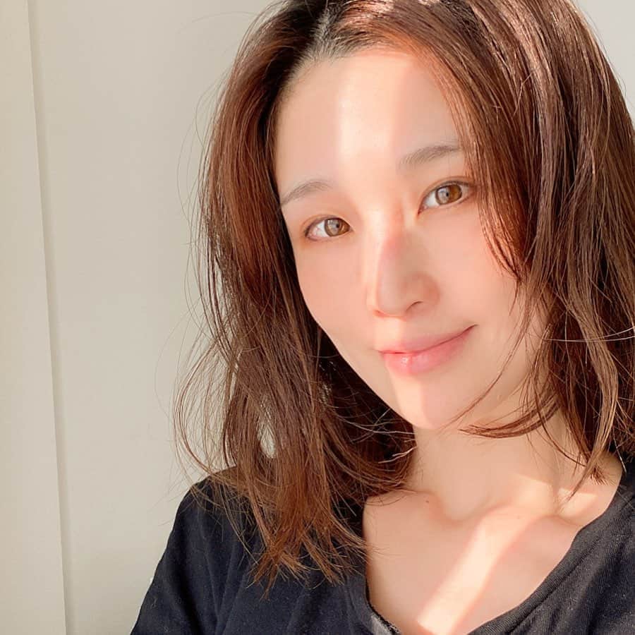 のインスタグラム：「化粧なんてほぼしてないのですが、、、 愛用してる　@vtcosmetics_official から新作ファンデーション#vtコラーゲンblue が発売されてたので購入したよ💕 今回は、しわ改善+美白機能性+紫外線遮断と、UVカット効果が入って嬉しい内容😆この機能なら、日焼け止めだけじゃなく、ファンデ塗った方が肌に良さそう😚今日からちょっと買い物だけでも、塗って行こうかな😄 仕上がりは、もちもちのつやつや👌 お値段はお手頃で大好きな#vtコラーゲンパクト シリーズです😚 . .  #ファンデーション#ファンデ#韓国コスメ#vtcosmetic #vtcosmetics #日焼け止め #美白ケア #しわ改善」