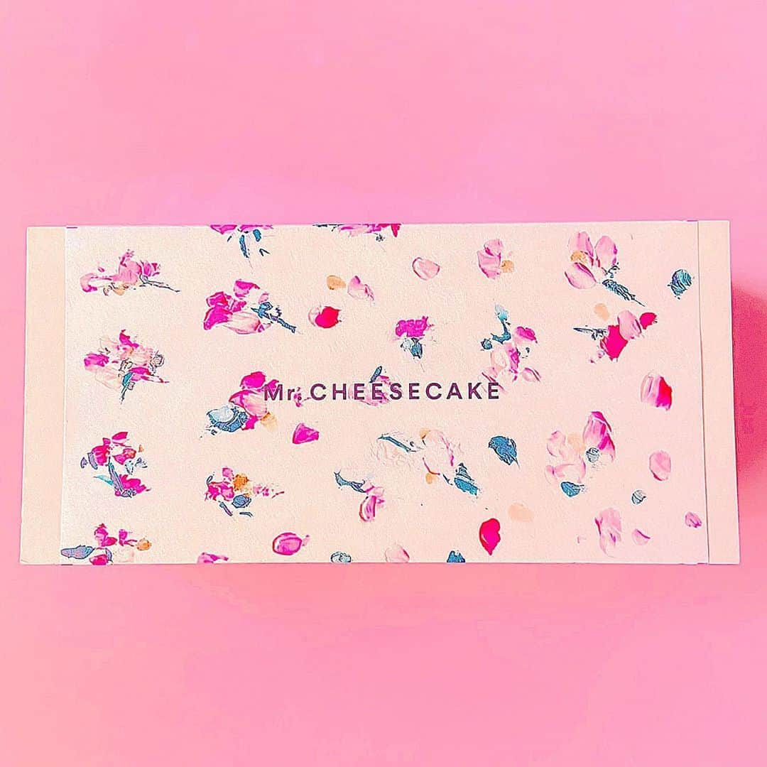 若槻千夏さんのインスタグラム写真 - (若槻千夏Instagram)「@mr.cheesecake.tokyo 😋💖 スタッフの子からの差し入れで、 ハマってから定期的に頼んでる チーズケーキ🧀 冷凍したらまた最高にうまいっ。  パッケージ可愛くて 普段食べ物載せないけど載せちゃう🥰  うまい&かわいい　#幻のチーズケーキらしいよ♡」5月4日 11時12分 - wakatsukichinatsu