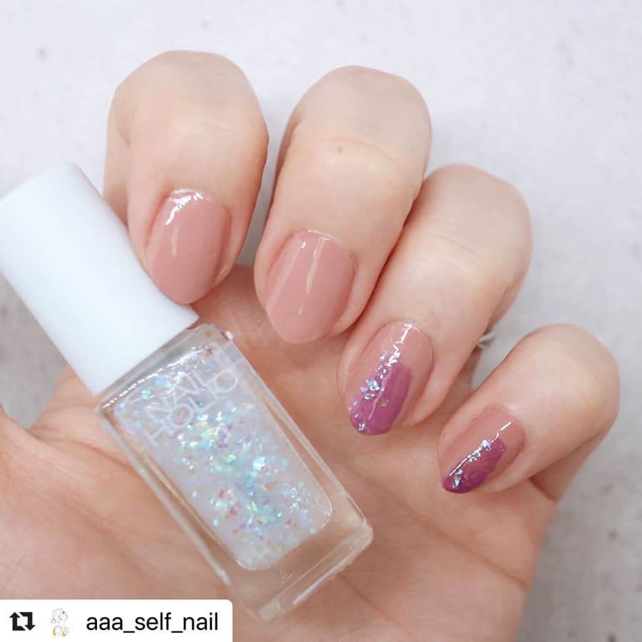のインスタグラム：「＼ ✨簡単 #塗りかけネイル ✨／⠀ ⠀ 今回は公式アンバサダー @aaa_self_nail さまの投稿をリポストさせていただきます♡ 5月新色を使用した可愛いニュアンスネイルです！ 多彩な輝きの乱切りホロもとても可愛いですよ⭐️ 是非皆さまもお試しくださいね！ ⠀ #nailholic  #stayhome #kosemakesyouhappy ⠀ ・・・ ﻿ ﻿ @nailholic_kose ﻿ #sp073 #be807 #pu107﻿ ﻿ ﻿ 5/16発売の新作ラメを﻿ 使用したネイルです𓆉𓇼﻿ ﻿ 簡単な塗りかけネイル﻿ ﻿ 新作のラメは3種類あります﻿ ﻿ 今回のラメは乱切りホロ入り*。﻿ ﻿ ひと塗りでキラッキラ✧﻿ アクセントになるので﻿ 持ってると便利です⸜❤︎⸝‍﻿ ﻿ ﻿ #ポリッシュ#マニキュア#アンニュイネイル﻿ #大人ネイル#シンプルネイル#プチプラネイル﻿ #いいね返し#おうち時間#おうち美容#おうちネイル﻿ #新作ネイル#限定色#ラメネイル﻿ #偏光パール#貝殻ネイル#塗りかけネイル#新作﻿ #簡単ネイル#オーロラネイル#ニュアンスネイル﻿ #nailholic#ネイルホリック#nailholic_kose#新色」
