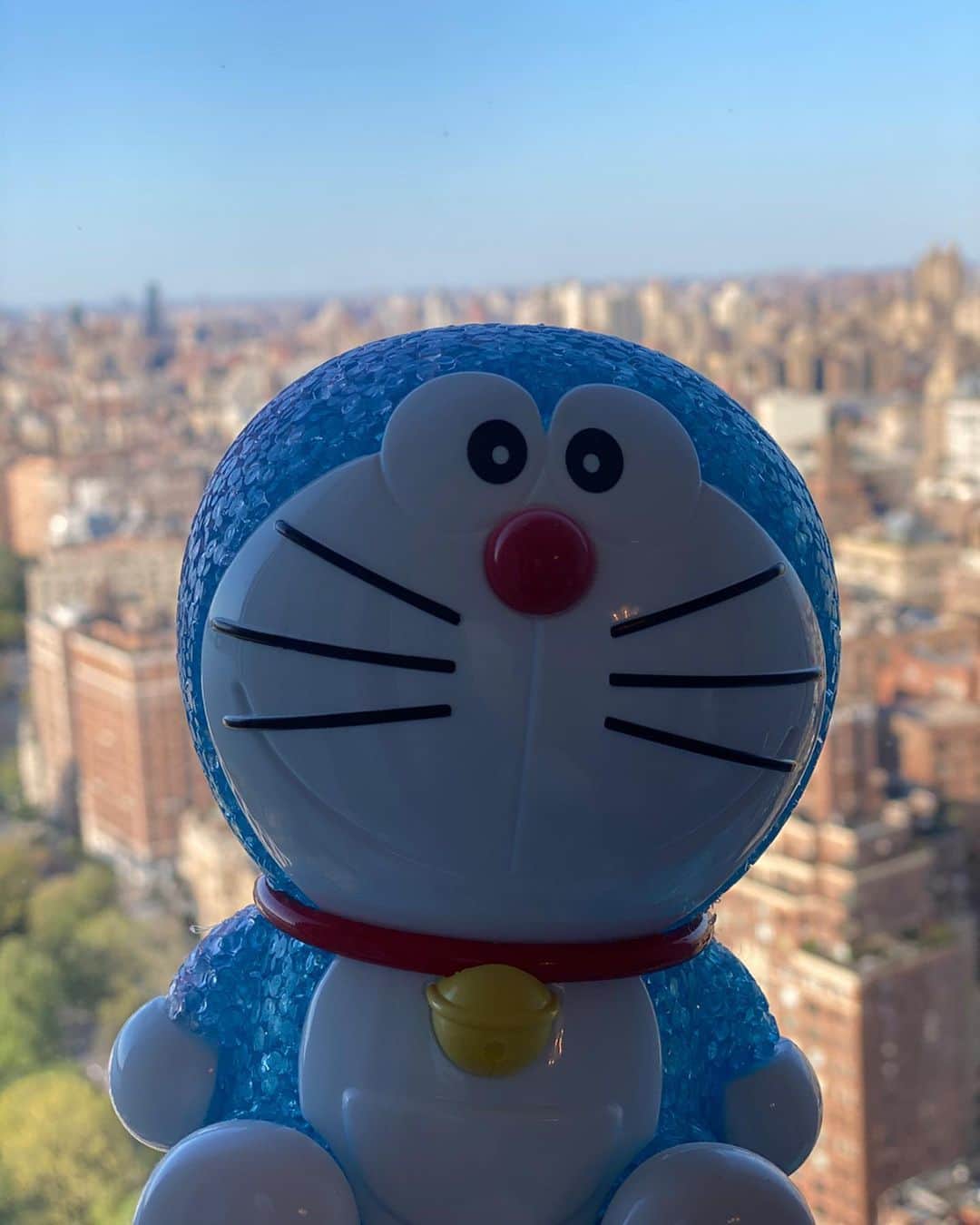 和央ようかさんのインスタグラム写真 - (和央ようかInstagram)「Stay Home 🏡 My favorite character “Doraemon” is doing “stay home project “ in Japanese, English, Chinese, Thai, Korean, Hindu, Indonesian, Vietnamese, Arabic😘I really love ❤️ it 😘👍Future Robot “Doraemon says “The future will be fine “ ❤️❤️❤️😍👍means “It’s gonna be great!” 大好きな”ドラえもん“がstay home プロジェクトをしていて、4月29日の朝日新聞に載せていたけど、日本語以外にも、英語、中国語、タイ語、韓国語、ピンデュー語、インドネシア語、ベトナム語、アラビア語で配信しているのを発見😘特に日本はゴールデンウィークだからつらいね😢未来から来たドラえもんが言うんだから間違いない😘頑張らずにがんばろ💪ドラえもんが言うんだから間違いない、未来はすばらしい❤️👍一枚目の写真は私のドラちゃんとNYのコラボ😘#ドラえもんマスクしてるけどわかりにくいかも😅 #takakonystylin🍎 #nylife #lifestyle #nyc🍎#stayhome #nytough #doraemon #ドラえもん#yokawao #和央ようか#頑張らずにがんばろ @dorachan_official」5月4日 11時15分 - yokawao0215