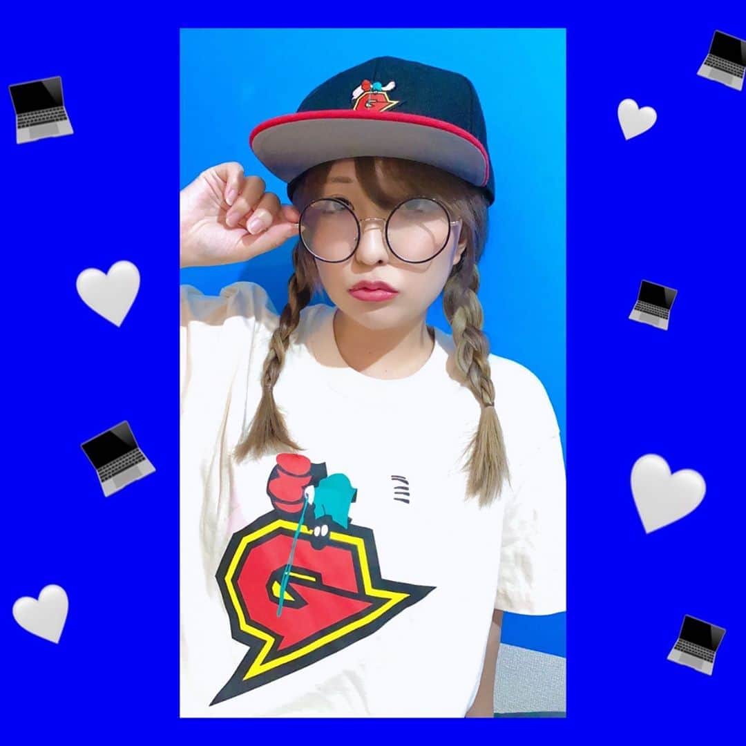 原田真緒のインスタグラム：「﻿ お友達のガリさんとskoloctのコラボの﻿ Tシャツandキャップ🧢﻿ ガリさんから頂いちゃいました👵🏻🙏🏻﻿ 梱包ってこれでも届くんや？！と感動(？)﻿ 色合いかわえい、、着倒す🔥﻿ ﻿ ﻿ #skoloct #tsuyoshinakano #ガリガリガリクソン﻿ #ニート #NEET #PRONEET #japan #はらだん #原田真緒 #instagood  #ファインダー越しの私の世界 #写真好きな人と繋がりたい #ニート #nice #love #Instagood #instadaily #follow #portrait_shot #good_portraits_world #wu_japan #カメラのある生活 #写真で伝えたい私の世界 #blondehair #girl #selfie_time #Instagramjapan  #instalike」