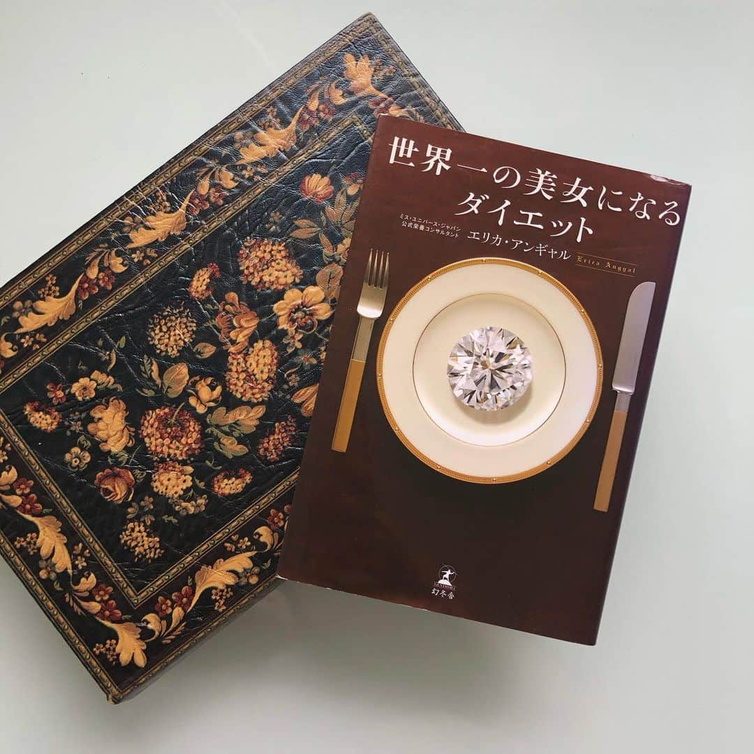 尾花貴絵さんのインスタグラム写真 - (尾花貴絵Instagram)「📚 . 私の #ブックカバーチャレンジ はこちら。 【世界一の美女になるダイエット】 . 調度、この世界に入った頃にこの本と出会い もうかれこれ10年ほど経ちます☺❤ . 心と身体を美しくするメソッドが詰まった１冊。 . 食事面やメンタル面など勉強になることばかりで、 何度も何度も繰り返し読んでいる大切な本です🛋 . 今も時々読んで、ライフスタイルを見直すようにしています📖💭 . 🏃‍♀Thank u @saya_tajima @_momoka.k . 次のバトンは、本好きの @yuiko_kusakabe ちゃんに▶▶▶ (良かったらおすすめ教えてね！) . . #bookcoverchallenge #book #ericaangyal #readingtime」5月4日 11時20分 - kie_obana_