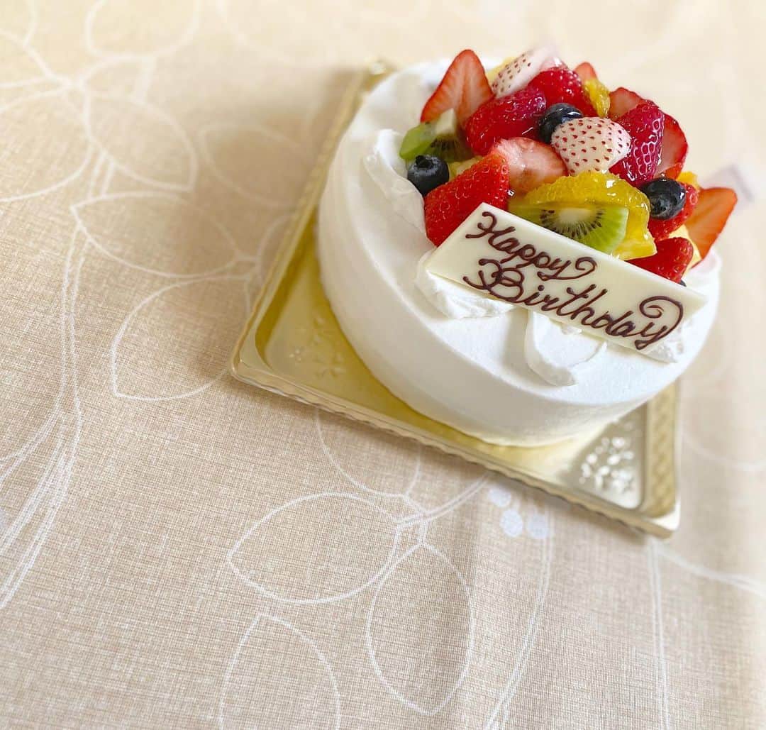 池山智瑛さんのインスタグラム写真 - (池山智瑛Instagram)「. happy birthday🎂 . #happybirthday #birthday #birthdaycake #ケーキ　#cake #フルーツケーキ　#instagood #instalike #instafood #sweets #birthdaygirl #誕生日　#誕生日ケーキ」5月4日 11時29分 - chu_chiaki