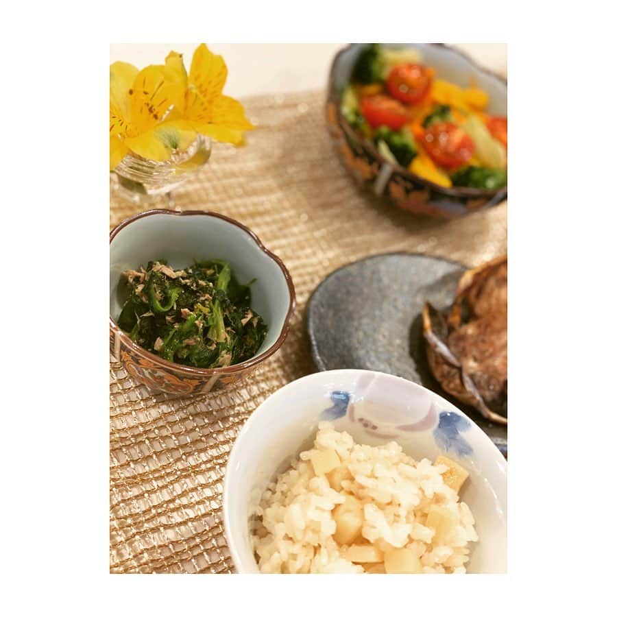 神田うのさんのインスタグラム写真 - (神田うのInstagram)「今日のお夕食はヘルシー和食にしました🥢 大夢さんから送って頂いた鯵の干物🐟とほうれん草とサバの水煮の和え物とサラダ🥗 そして筍ご飯と筍の炒め物と筍のお吸い物は、かやのやさん💕 @kayanoya.official の筍セットを使って作りましたよ☺️ かやのやさん大好きでお出汁など色々と重宝していますよ☺️ ストーリー上げていまーす。 #おうちごはん#お家ごはん#お家ご飯#和食ごはん#ヘルシー#和食#かやのや#筍セット#筍ご飯#筍のお吸い物#筍炒め物#筍#お夕食#お夕飯#stayhome#ステイホーム#神田うの#unokanda」5月4日 2時54分 - unokandaofficial